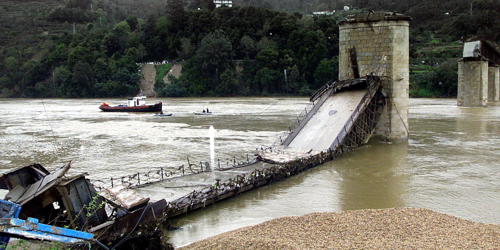 Os escombros da Ponte de Entre-Os-Rios a 05 de março de 2021, um dia depois da queda, durante as operações de busca e resgate