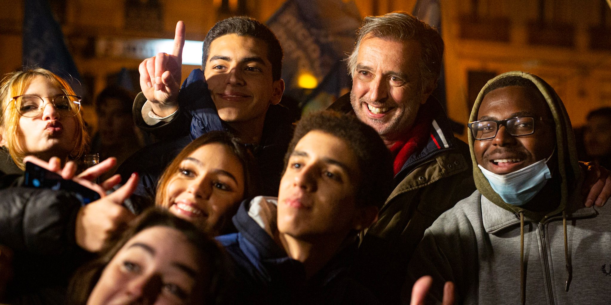 O candidato da Iniciativa Liberal a tirar uma fotografia com jovens que o abordaram esta sexta-feira, no Cais do Sodré, em Lisboa