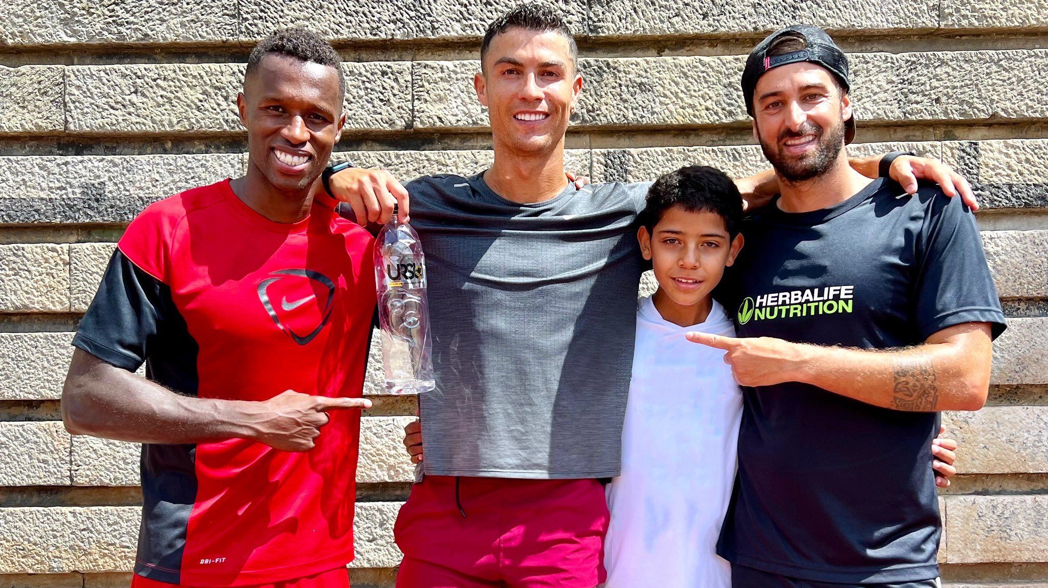 Ronaldo partilhou uma imagem com o filho mais velho, Cristianinho, e os amigos José Semedo e Miguel Paixão após mais um treino