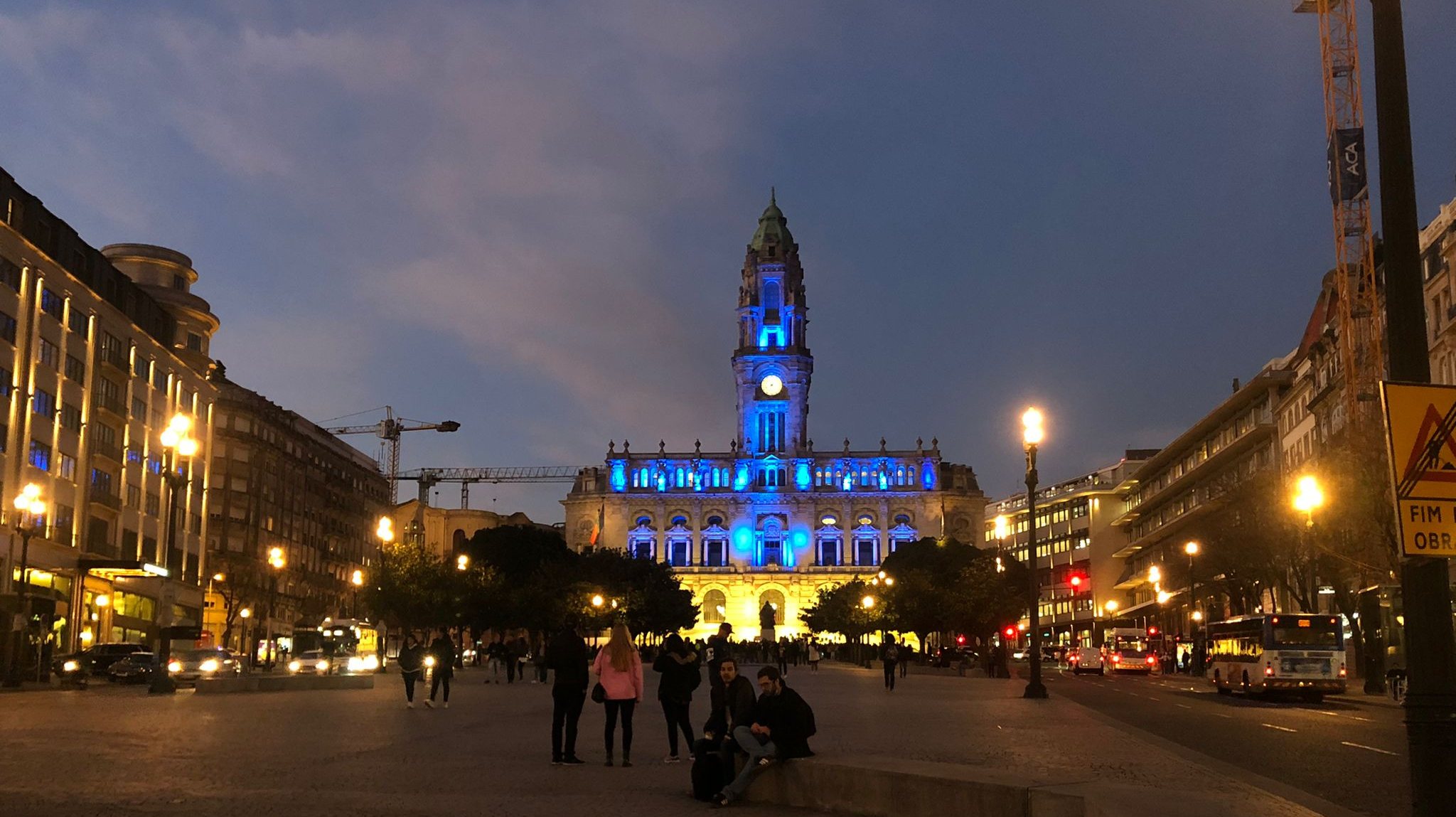 Câmara do Porto iluminada com as fotos da bandeira da Ucrânia
