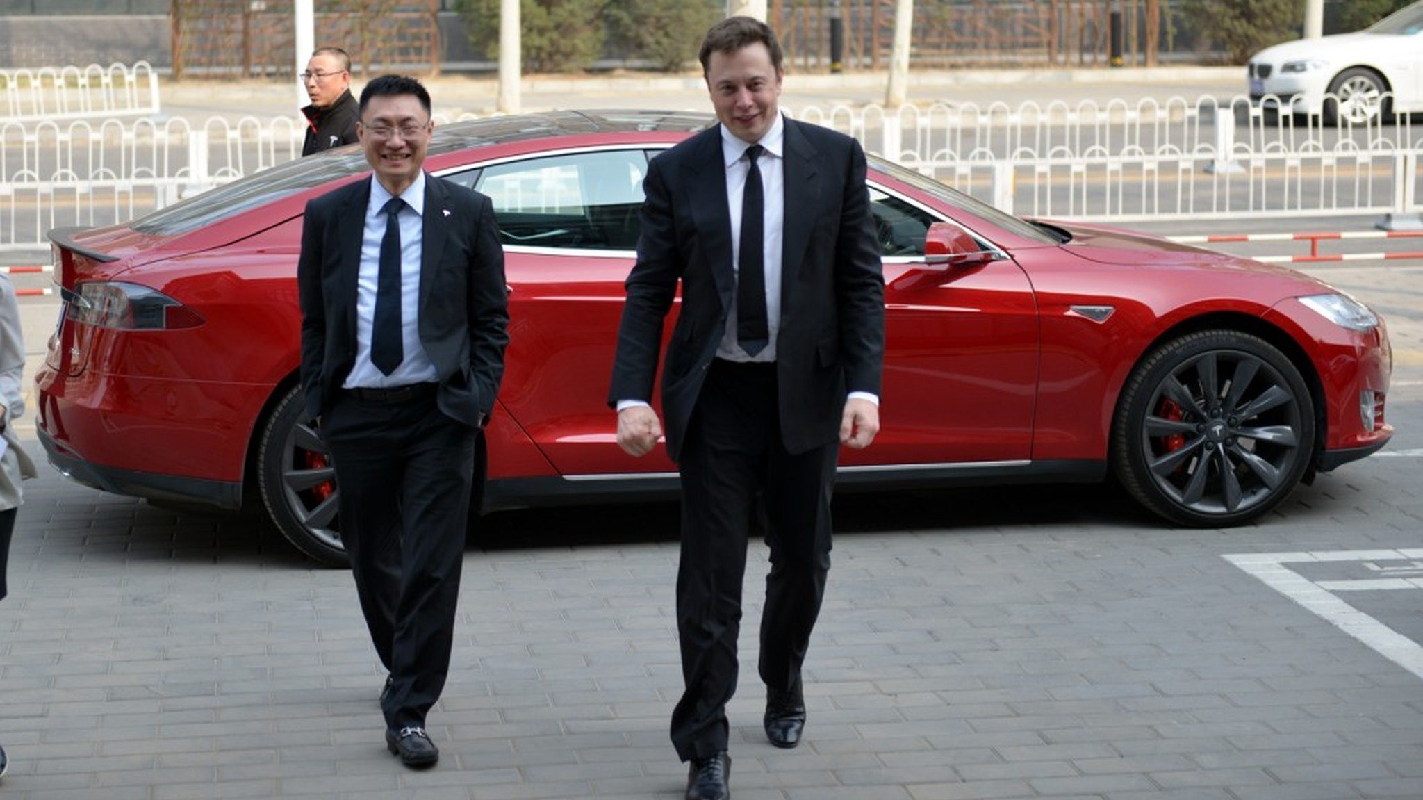 Tom Zhu Xiaotong e Elon Musk lado a lado. Segundo a imprensa chinesa, o primeiro vai ser promovido pelo segundo e passar a desempenhar o papel de CEO da Tesla. Tom Zhu já se encontra nos EUA