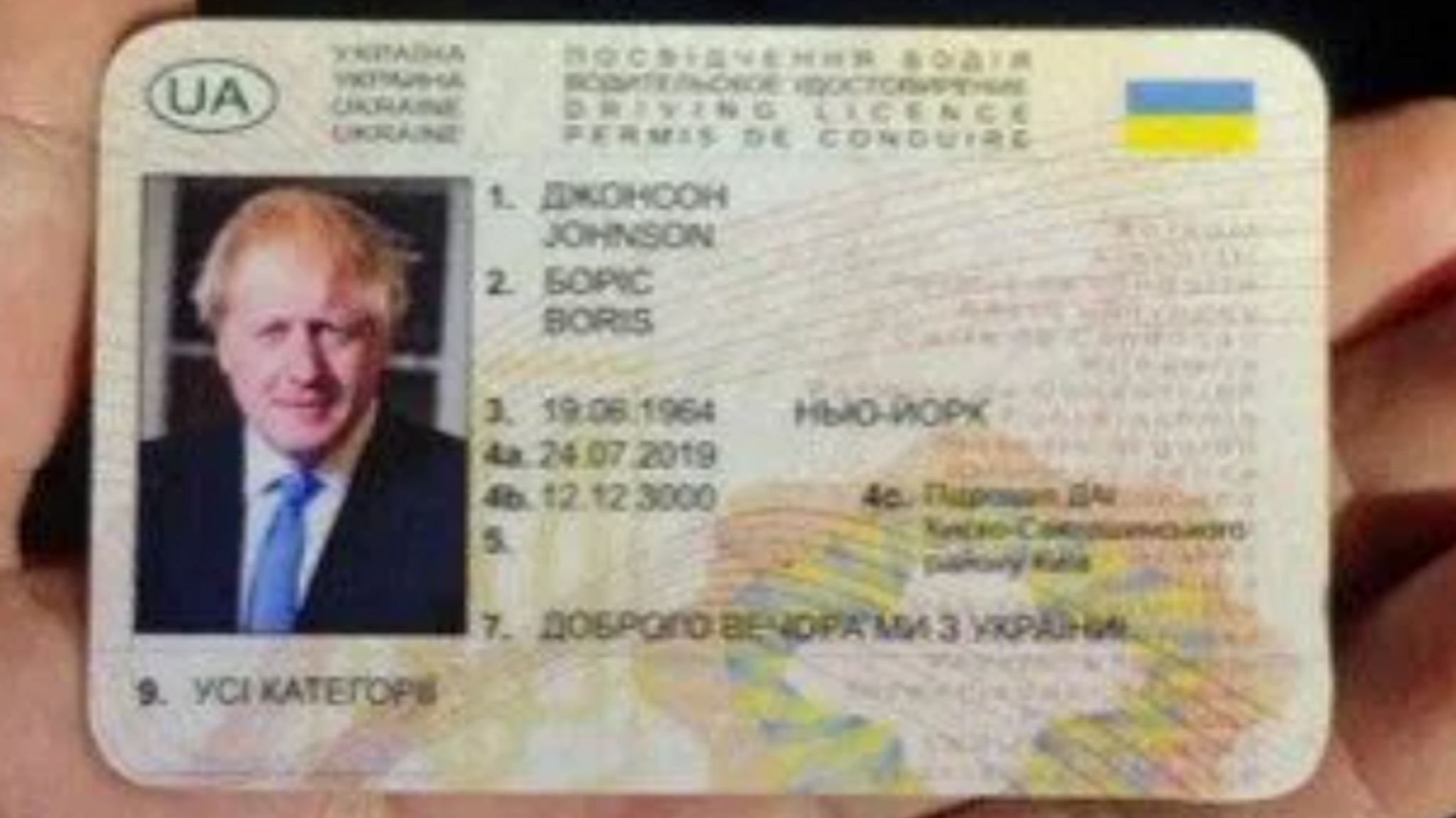 Carta de condução falsa com os dados de Boris Johnson
