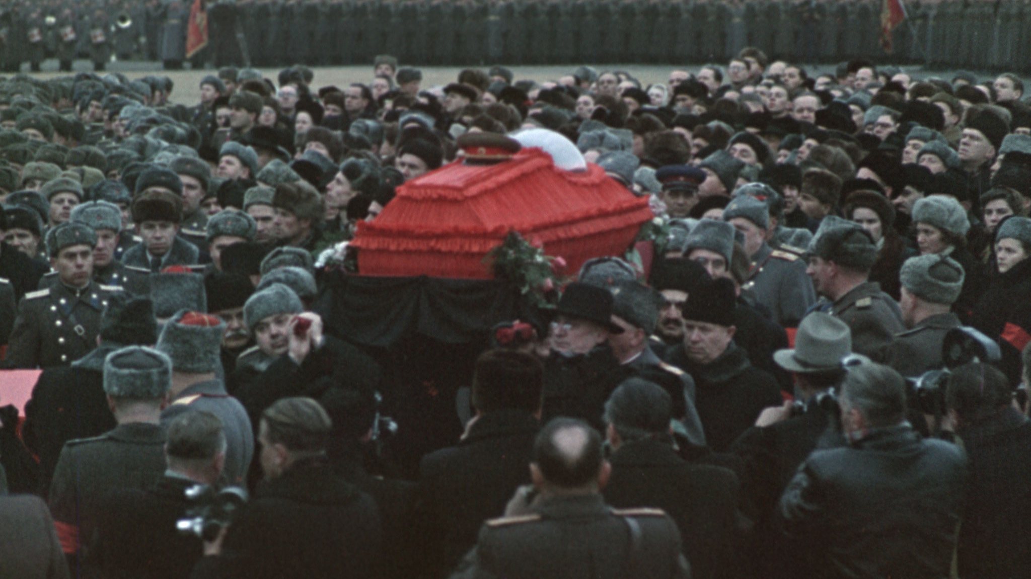 &quot;Funeral de Estado&quot;, o documentário de Sergei Loznitsa sobre as exéquias de Estaline feito com imagens rodadas na época