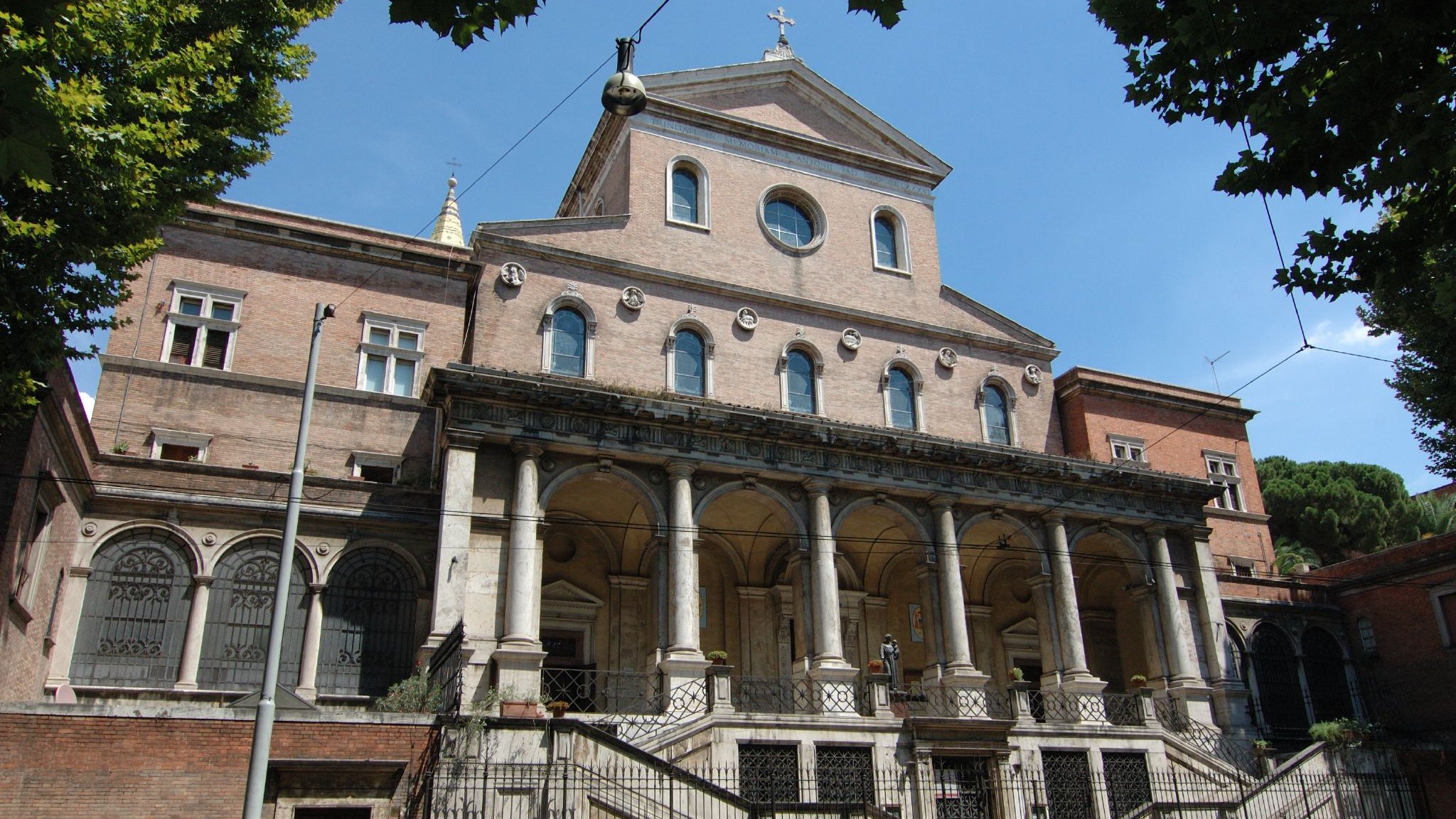 A igreja de Santo António de Pádua, em Roma, fica situada a 200 metros da Arquibasílica de São João de Latrão — a mais importante igreja do universo católico