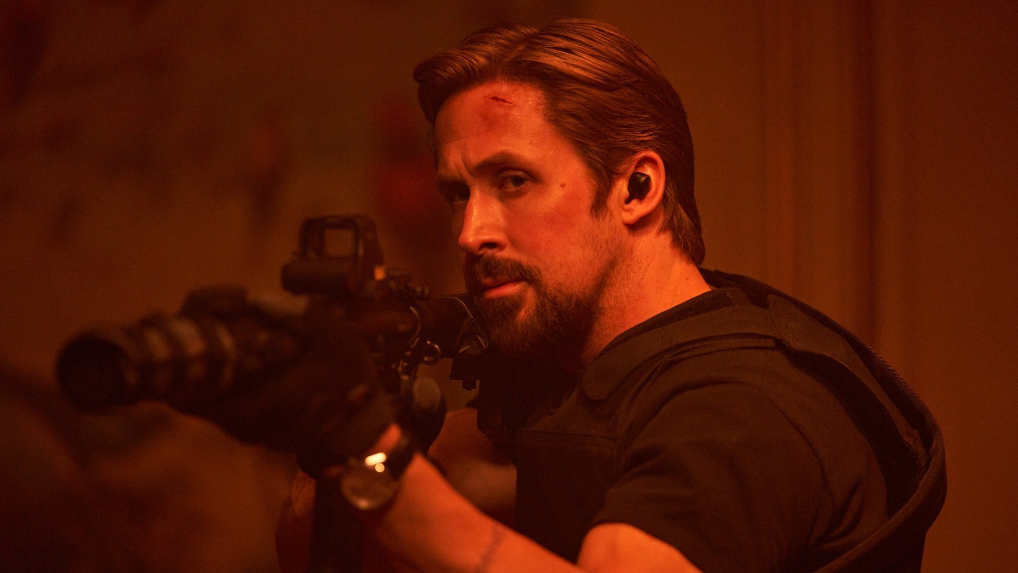 Ryan Gosling em &quot;The Gray Man — O Agente Oculto&quot;, que se estreia em simultâneo nos cinemas e na Netflix