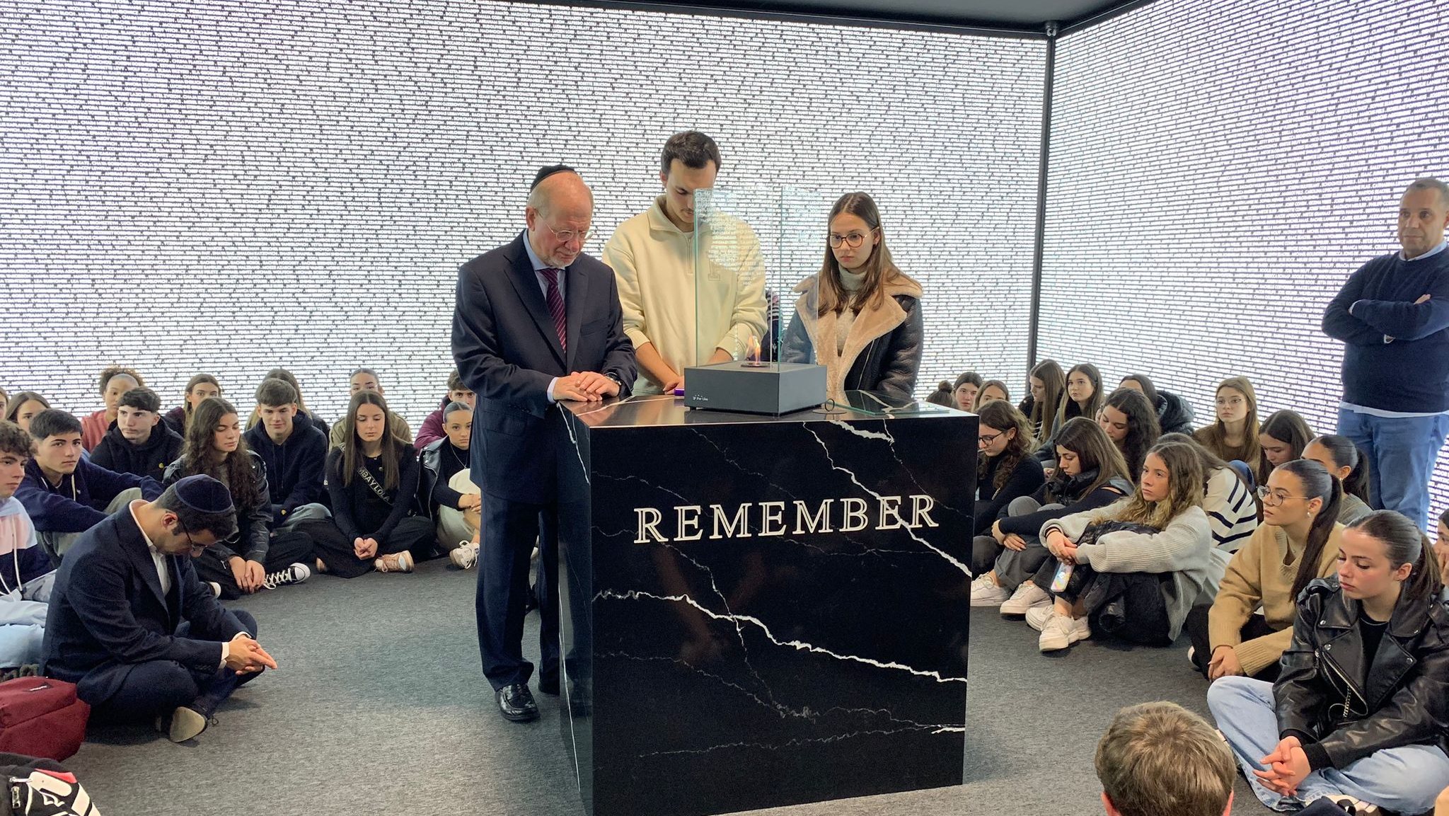 Momento em que se acendeu a chama na sala da memória. Nas paredes, estão escritos os nomes de 30 mil vítimas, incluindo Anne Frank