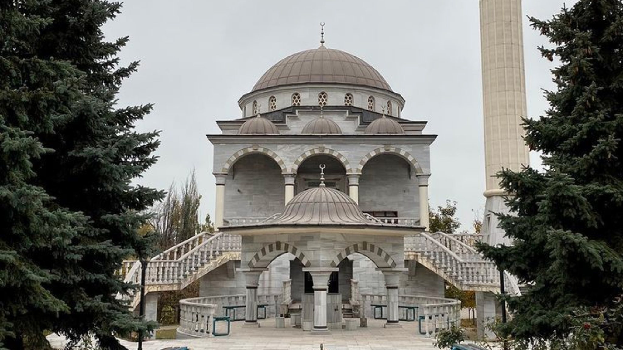 É nesta mesquita que, segundo as autoridades ucranianas, &quot;mais de 80 adultos e crianças estão abrigados do conflito, incluindo cidadãos turcos&quot;