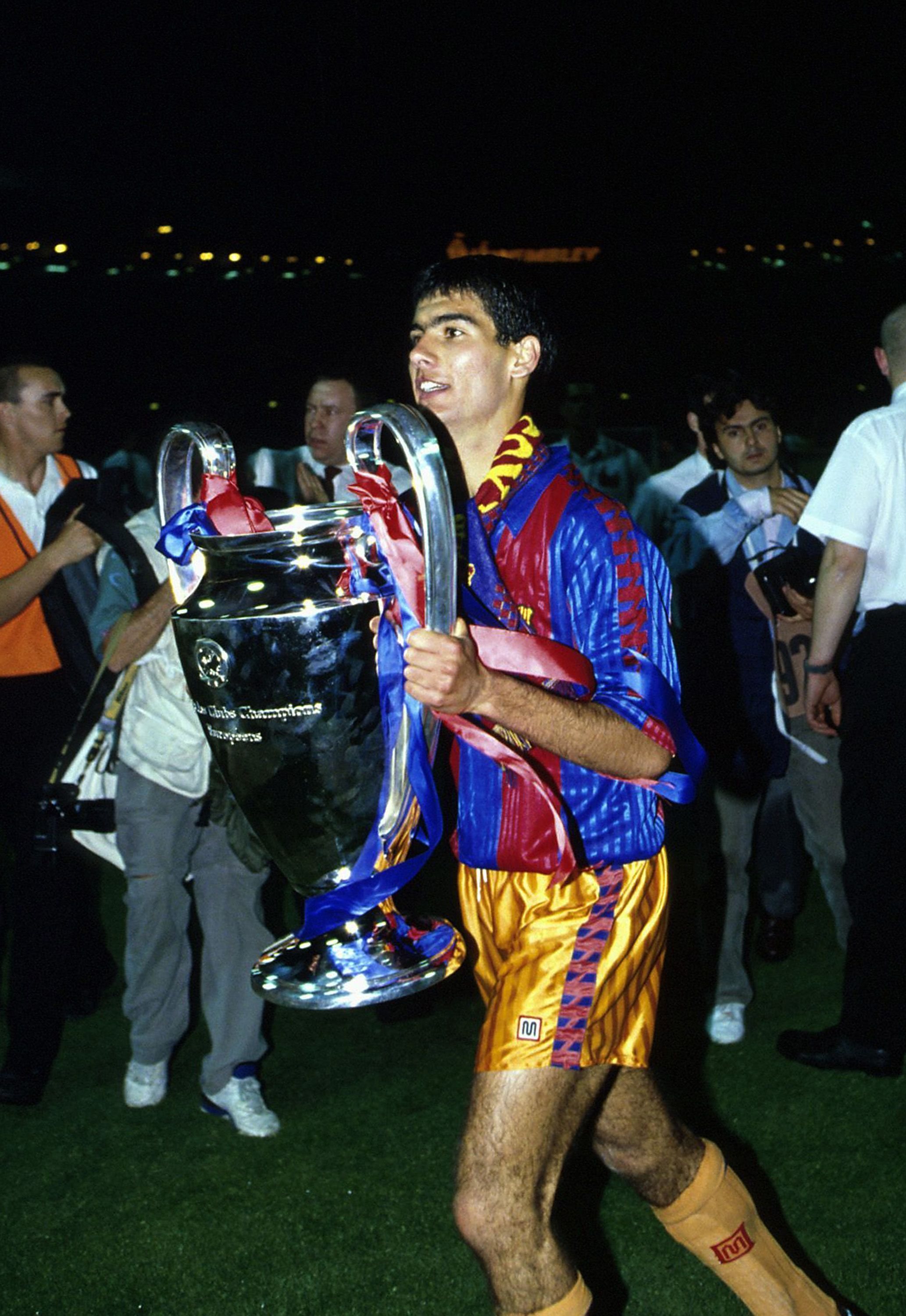 Futebolista Pep Guardiola (na altura atleta do FC Barcelona) segura na Taça Europeia de 1991/92