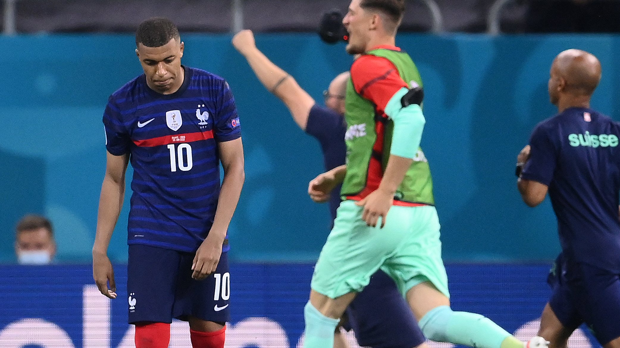 Mbappé falhou o quinto e decisivo penálti para a França depois de nove conversões consecutivas sem falhar das duas equipas