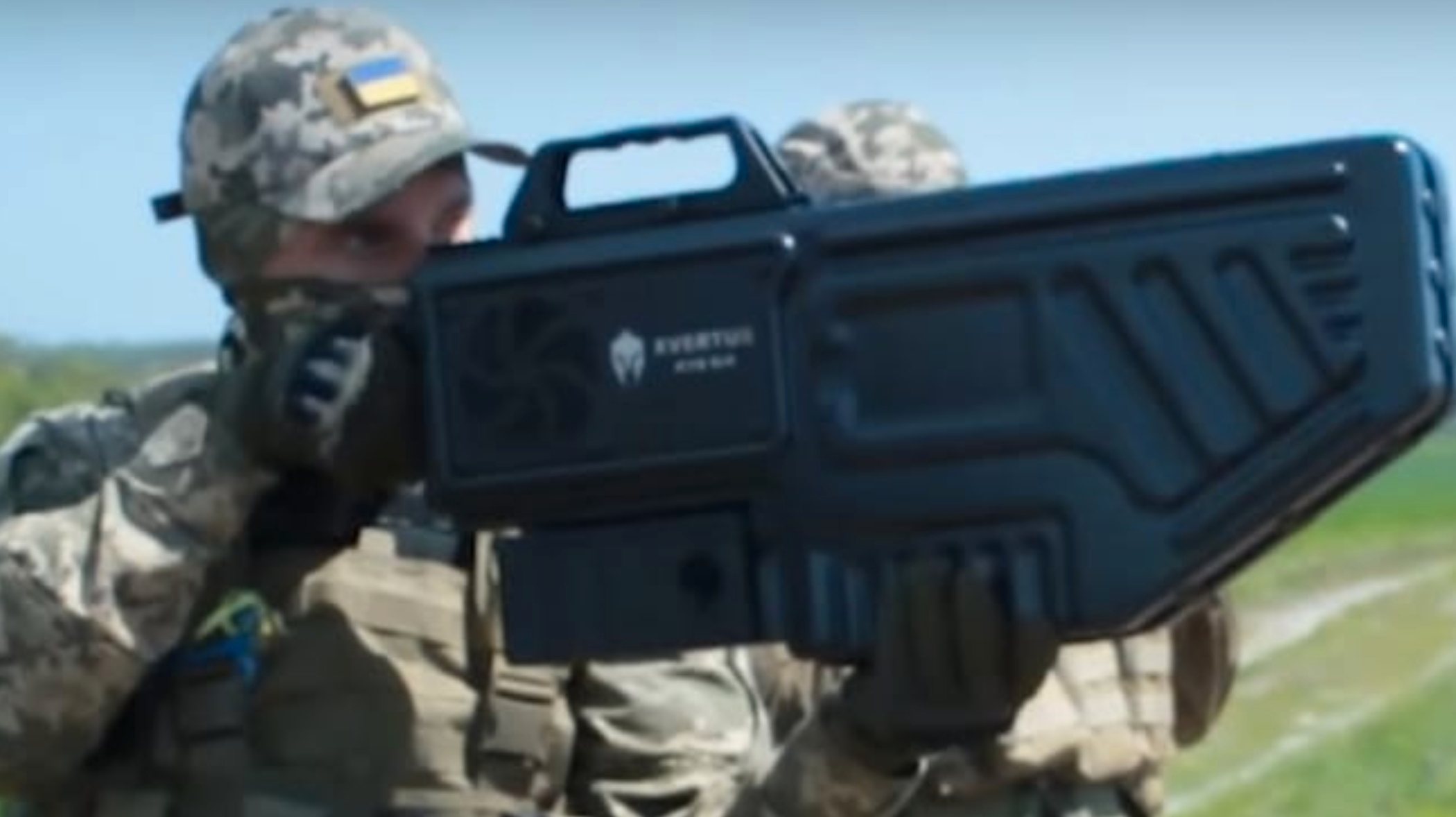 Na imagem, um soldado segura a KVSG-6 para a sua demonstração no vídeo divulgado pela Ucrânia.