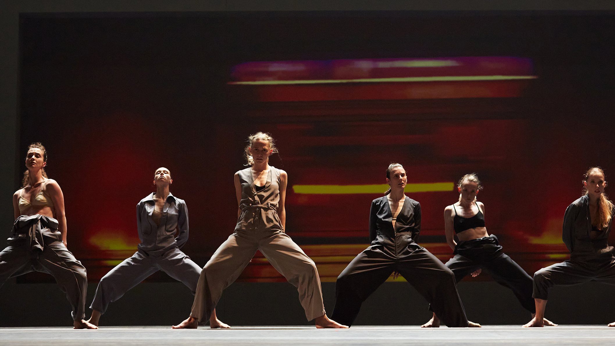 &quot;Deste Mundo e do Outro&quot; é uma opus para 35 bailarinos criada por Olga Roriz