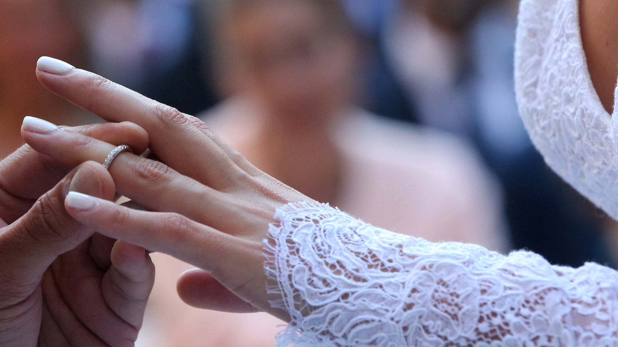 Troca de anéis durante casamento