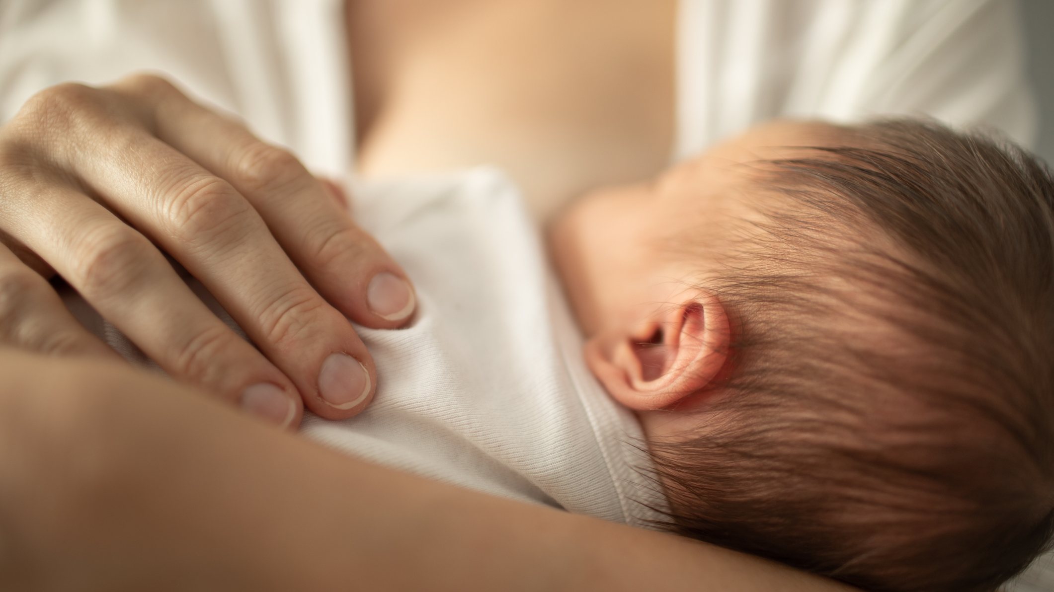61% das unidades de neonatologia separaram o bebé da mãe e 70% não permitiram o aleitamento materno