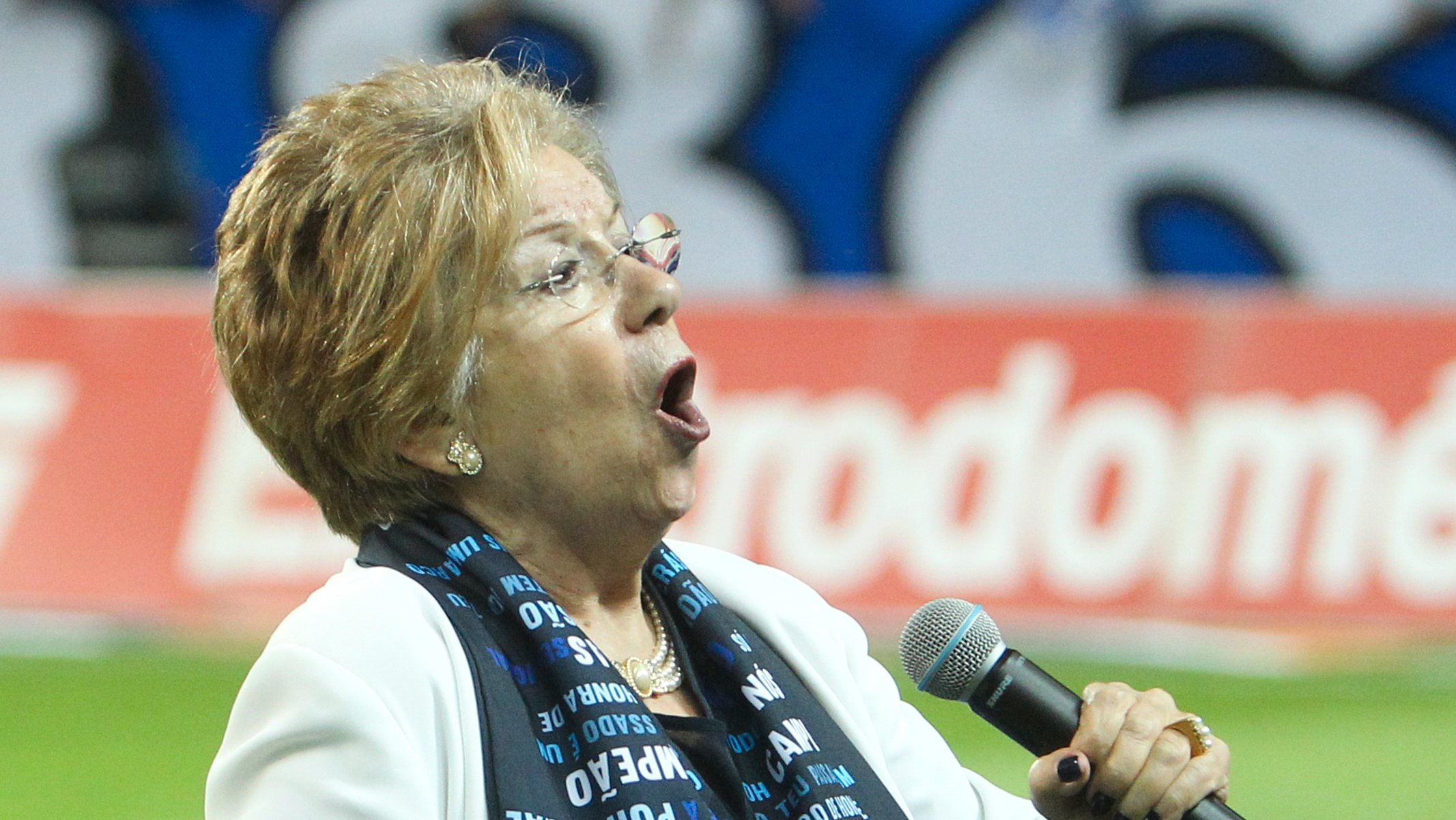 Maria Amélia Canossa numa imagem em 2018 a cantar o hino do clube no Estádio do Dragão