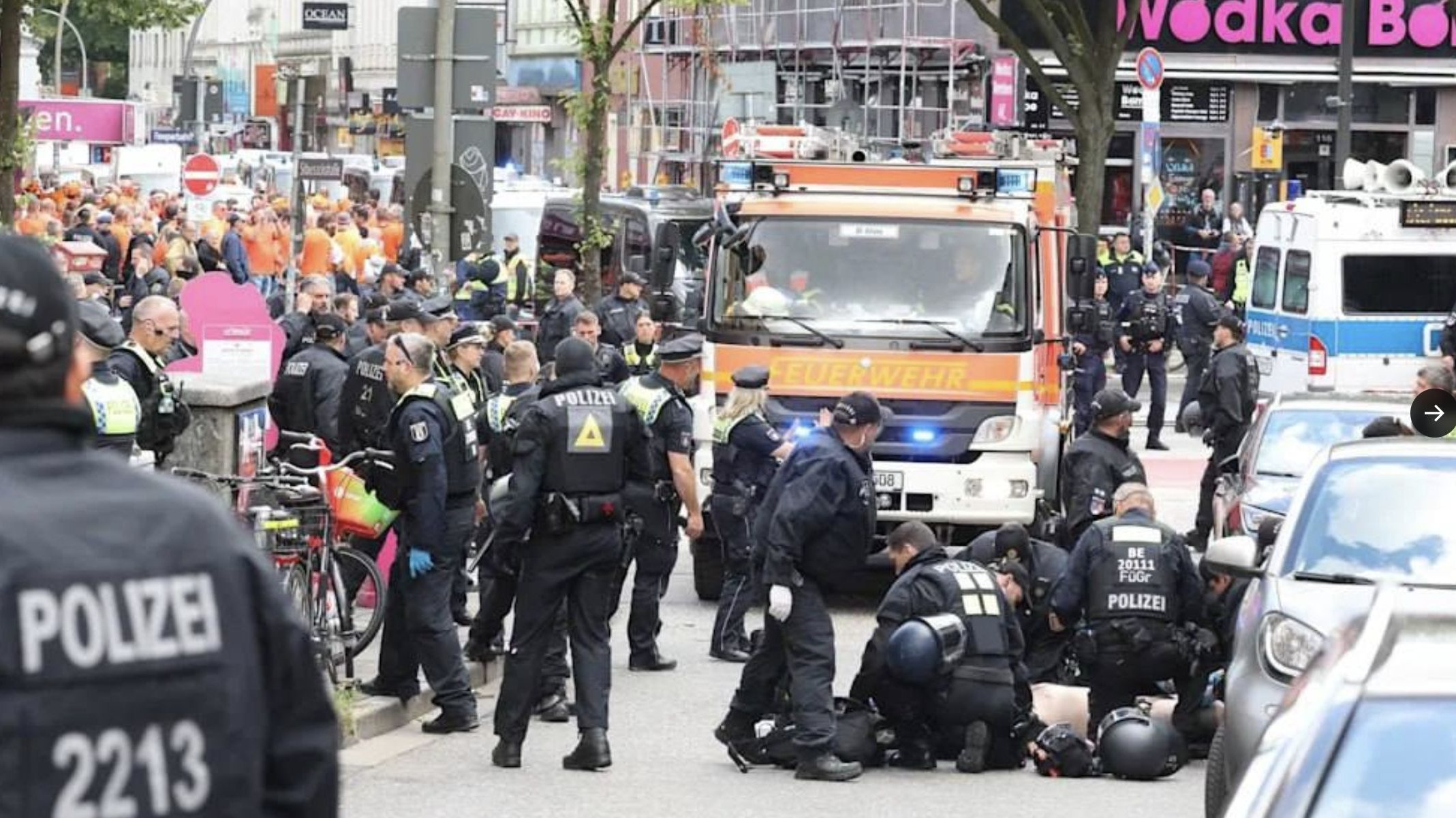 Imagens retiradas do jornal alemão Bild de homem com machado a atacar a polícia