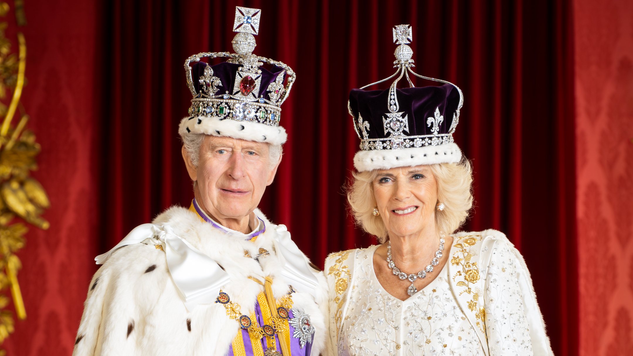 A imagem dos reis reis mostra Carlos e Camilla com os seus mantos e coroas da cerimónia de coroação