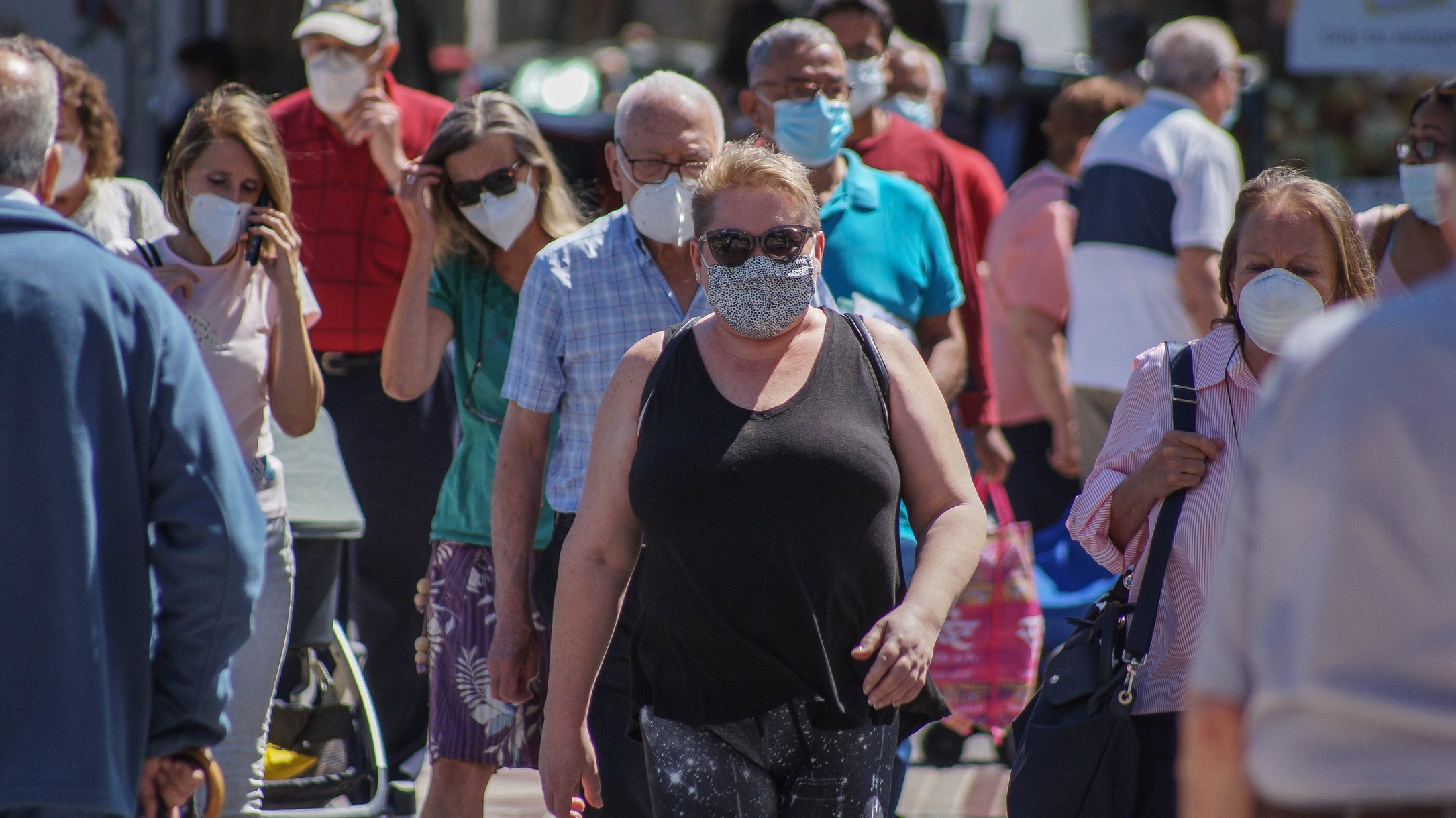 Grupo de pessoas na rua durante a pandemia da Covid-19
