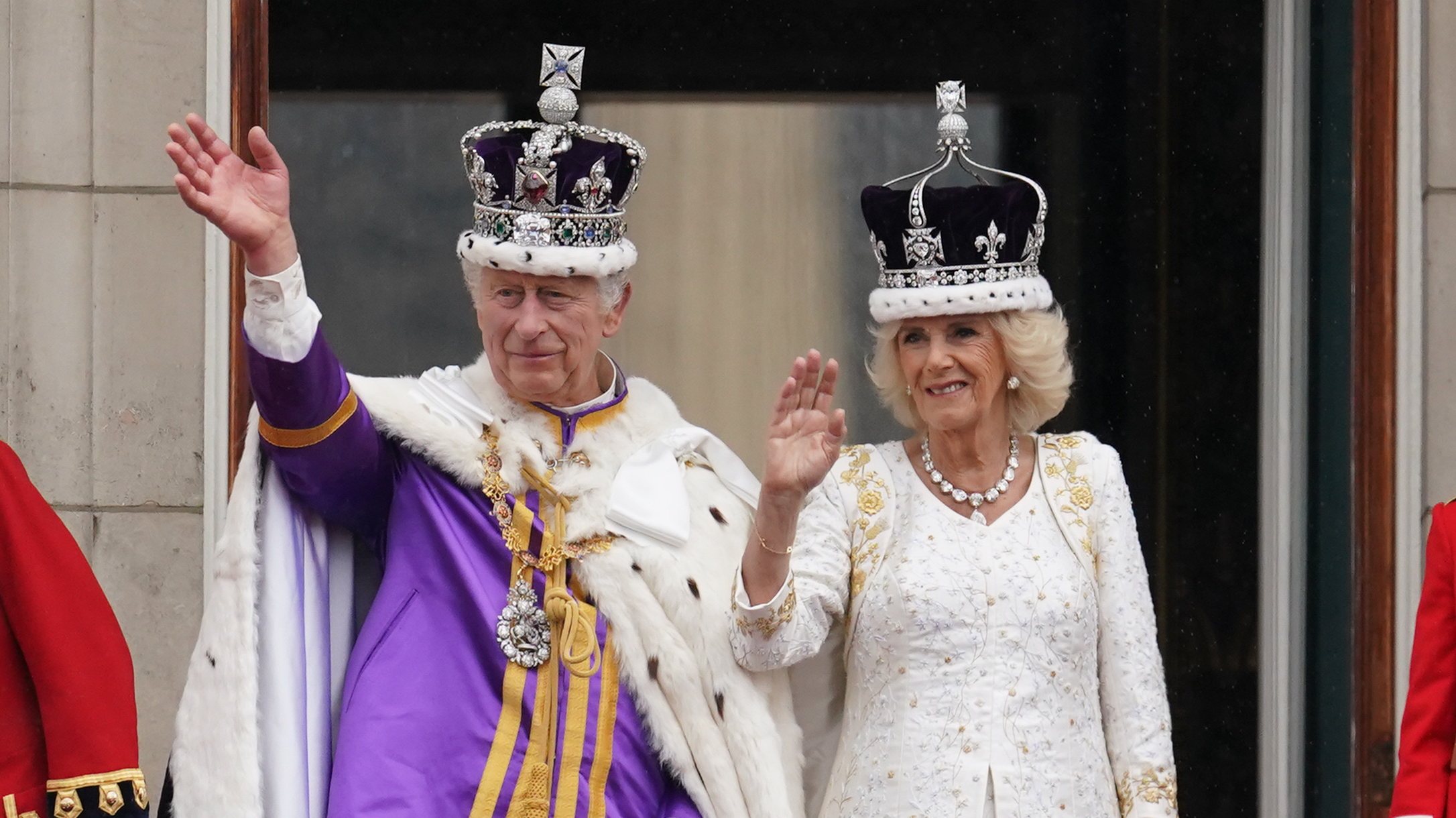 Carlos e Camilla depois da sua coroação, no dia 6 de maio, a acenar ao público no Palácio de Buckingham