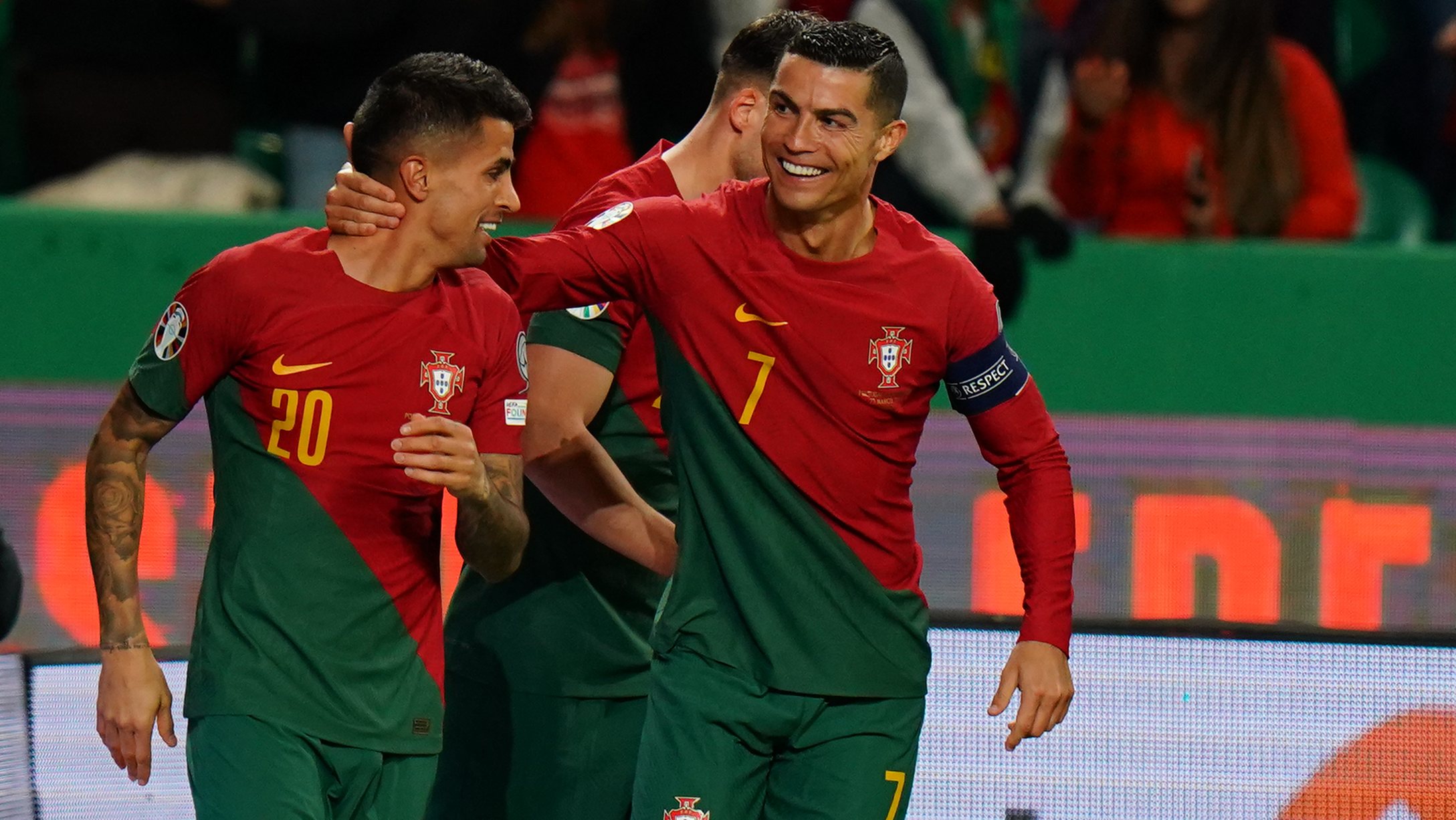 João Cancelo marcou o primeiro golo, fez a assistência para o segundo e sofreu o penálti para o terceiro na goleada de Portugal em dia de estreia para Roberto Martínez