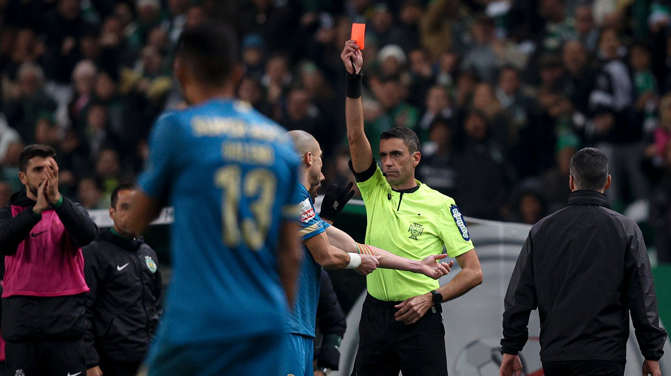 Nuno Almeida expulsou Pepe após um lance com Matheus Reis, tendo recorrido às imagens do VAR para confirmar decisão do cartão vermelho