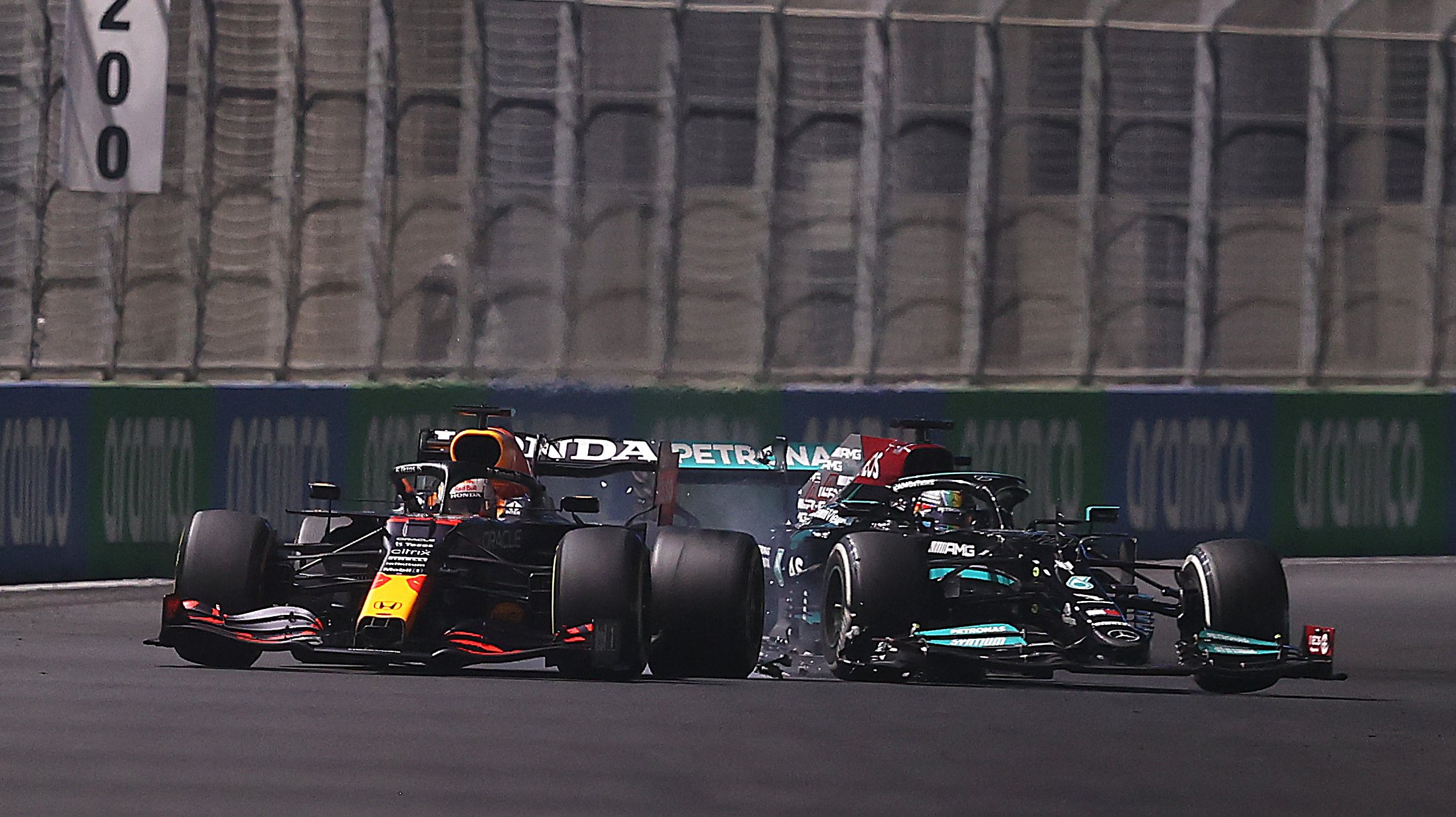 A imagem do momento em que Max Verstappen e Lewis Hamilton não evitaram uma colisão, que acabou por favorecer mais o britânico