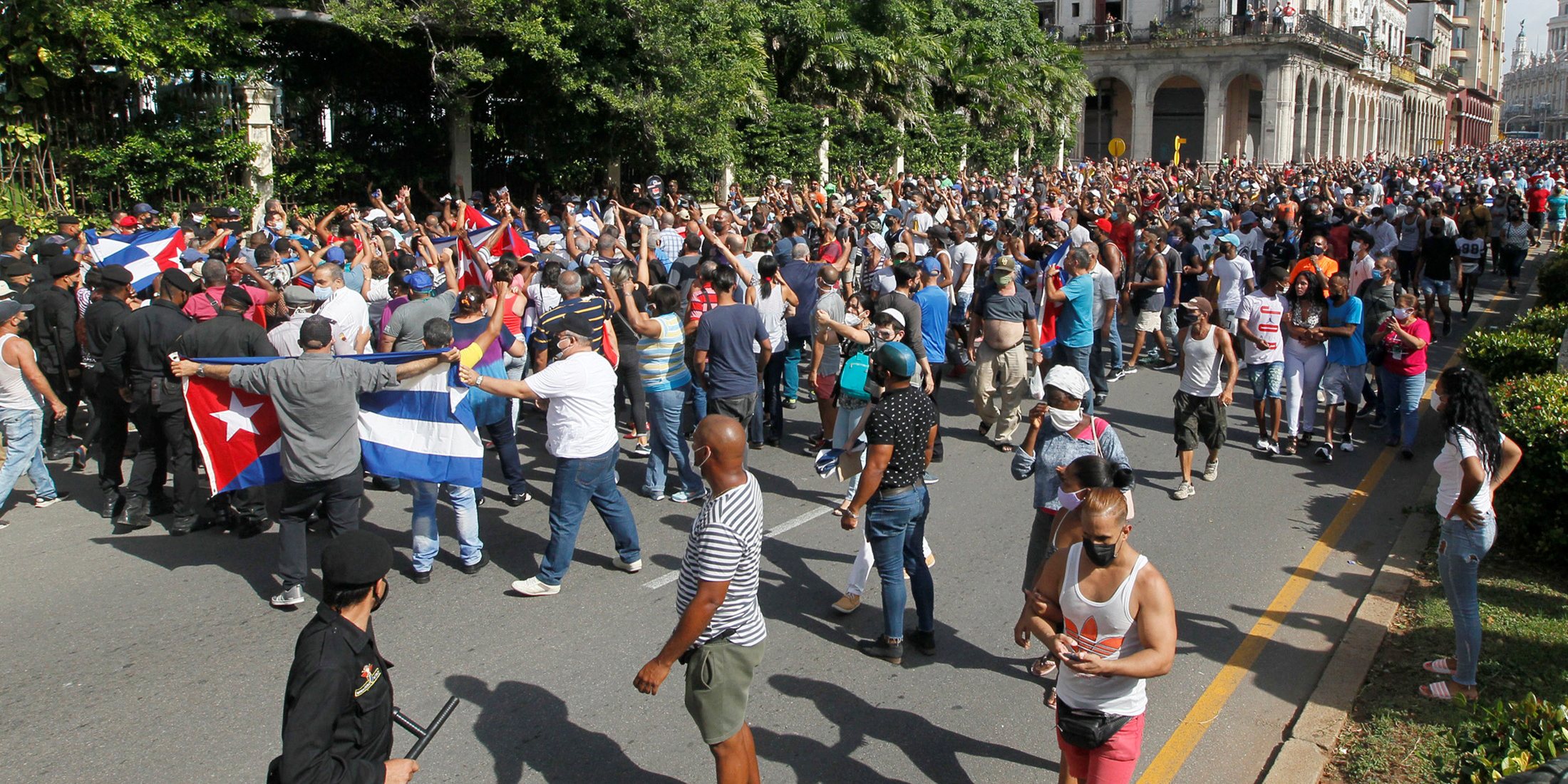 Milhares de cubanos saíram à rua em várias cidades do país para denunciar a pobreza e exigir o fim do regime