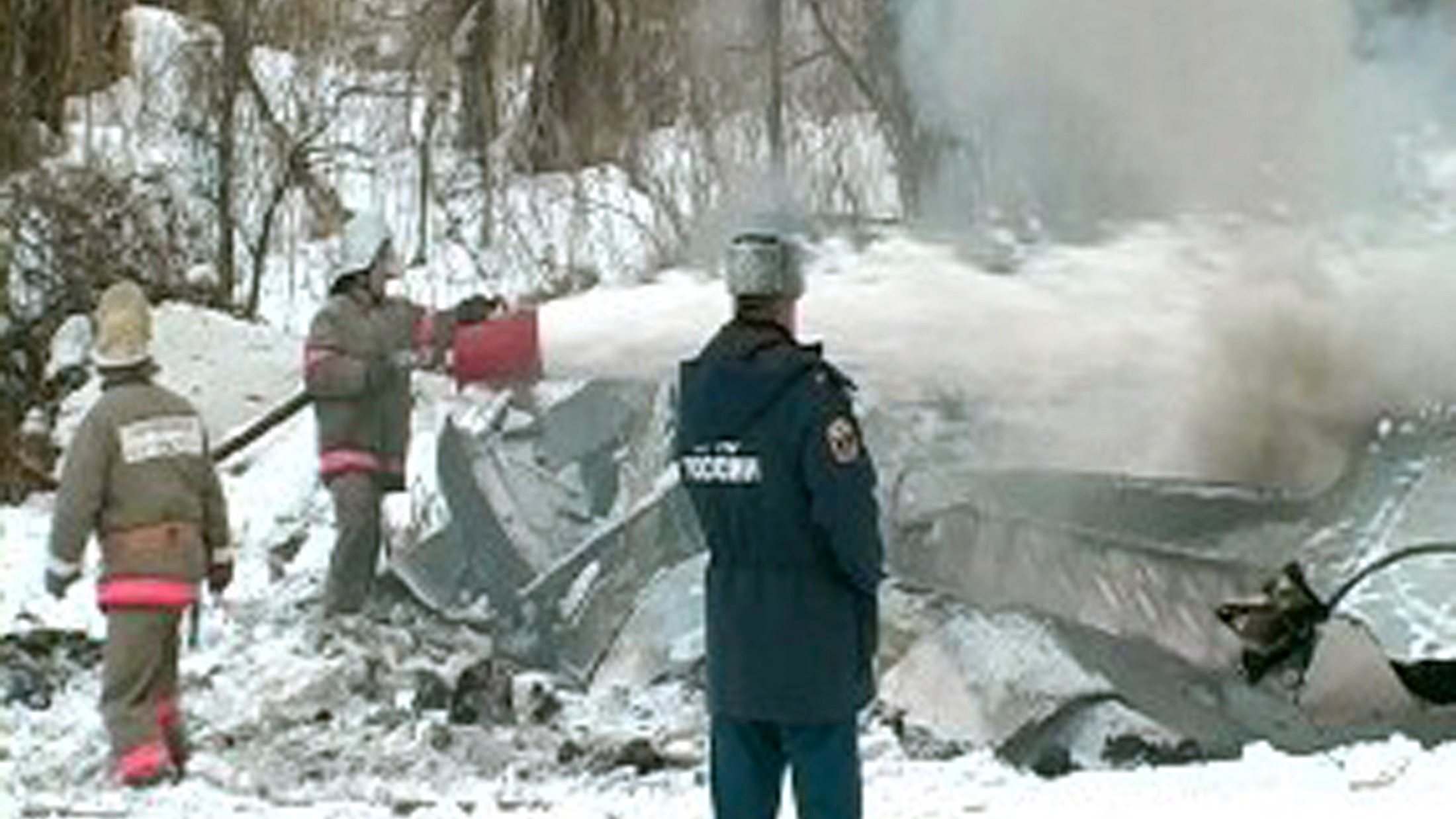Serviços de emergência russos apagam o fogo no avião que caiu a 600 quilómetros de Moscovo, perto da fronteira com a Ucrânia