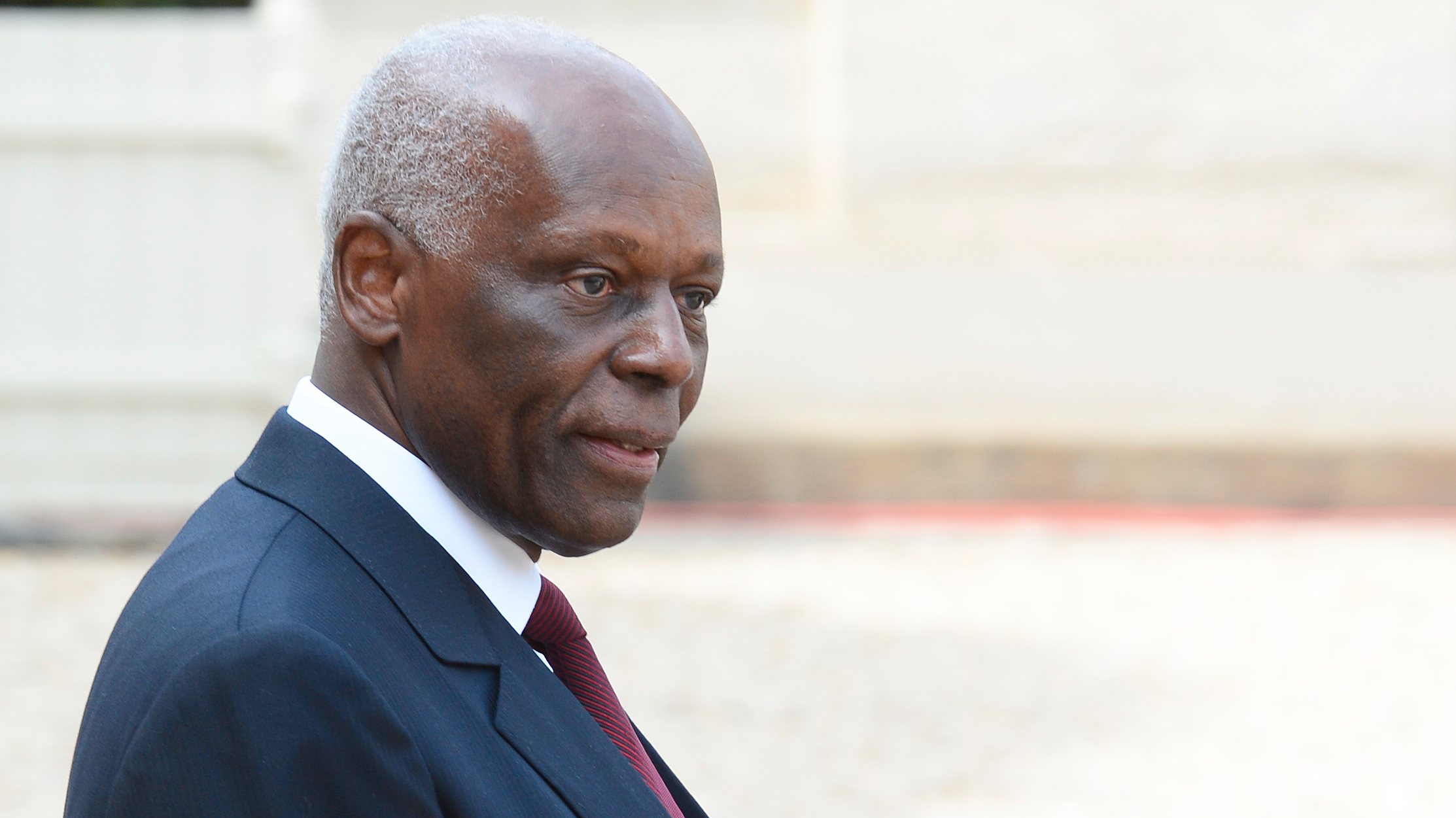 Angola President meets with President Hollande