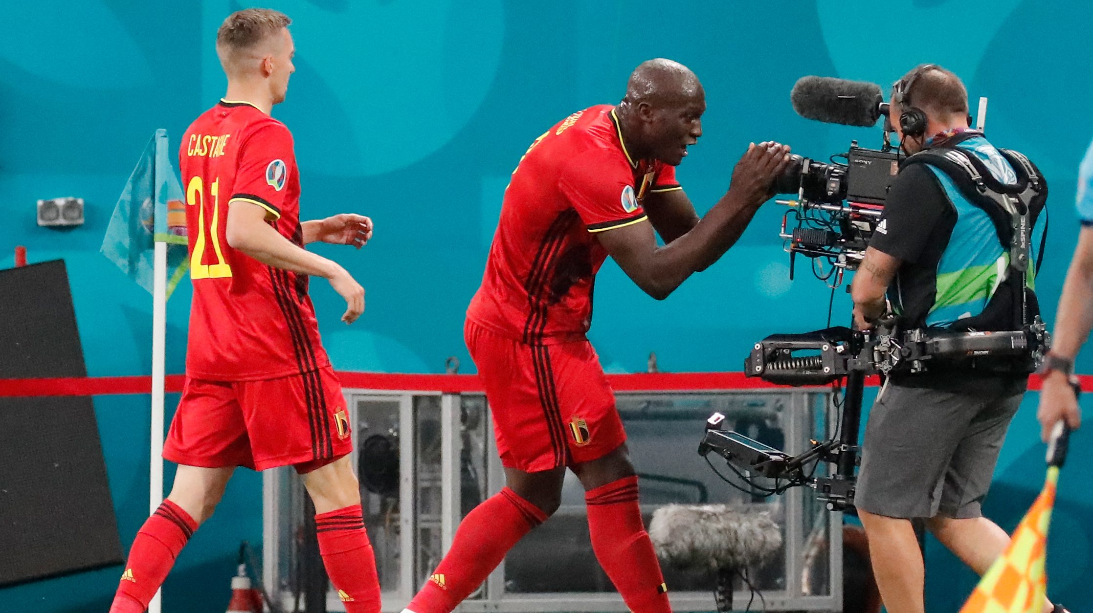 Romelu Lukaku foi procurar uma câmara depois do jogo para dedicar o primeiro de dois golos a Christian Eriksen