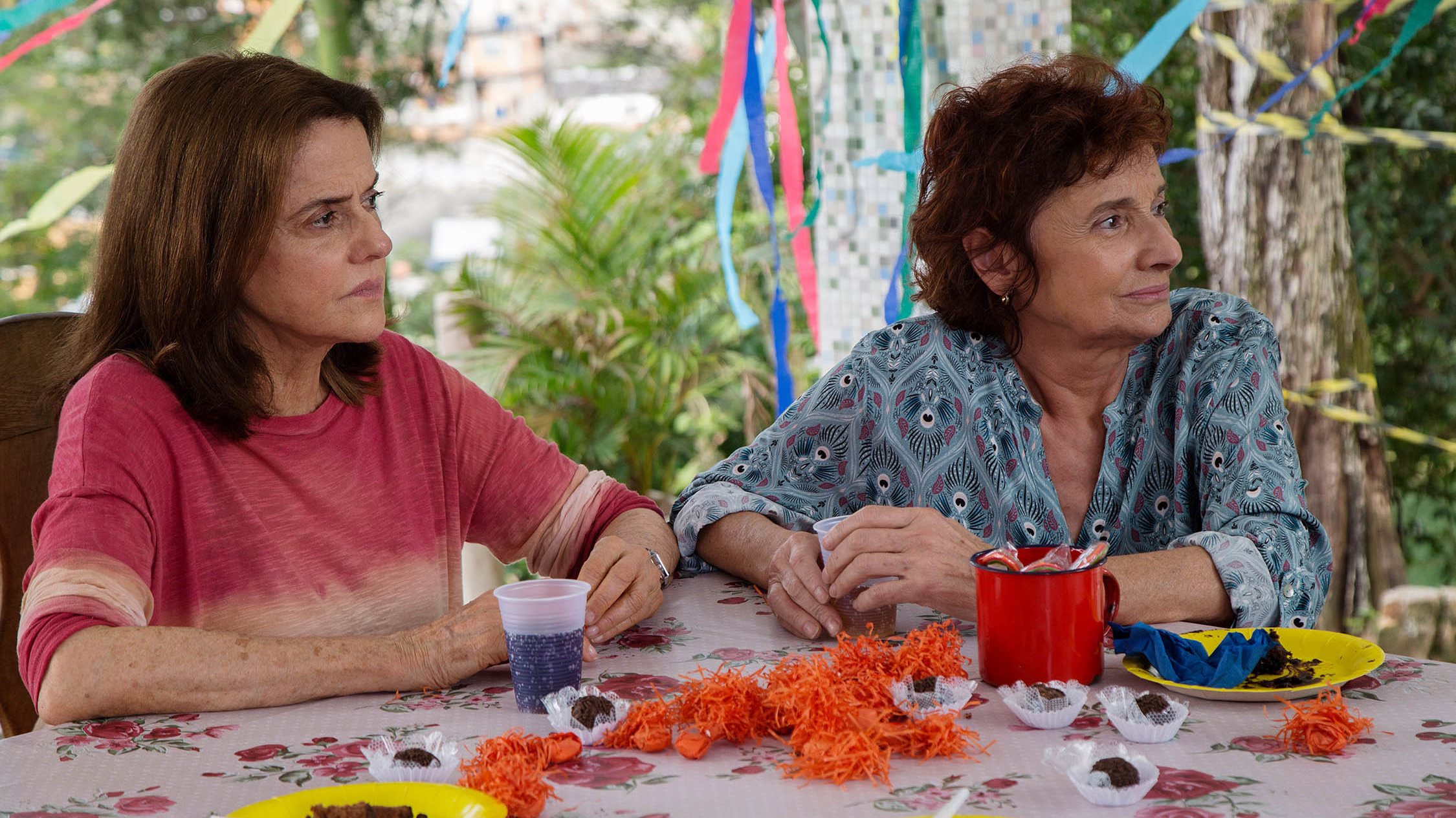 No filme &quot;Aos nossos filhos&quot;, Marieta Severo (à esquerda) interpreta Vera, uma sobrevivente da ditadura incapaz de aceitar a homossexualidade da sua filha.