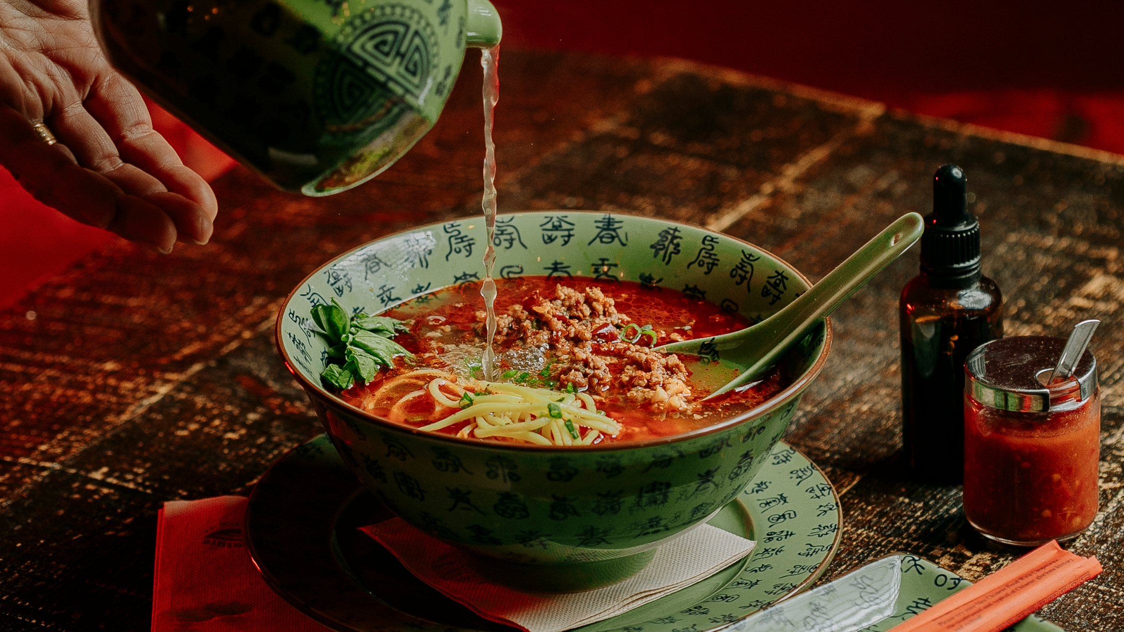 A sopa de noodles Dan Dan com caldo picante, carne de porco picada e couve pak choi do Boa-Bao.