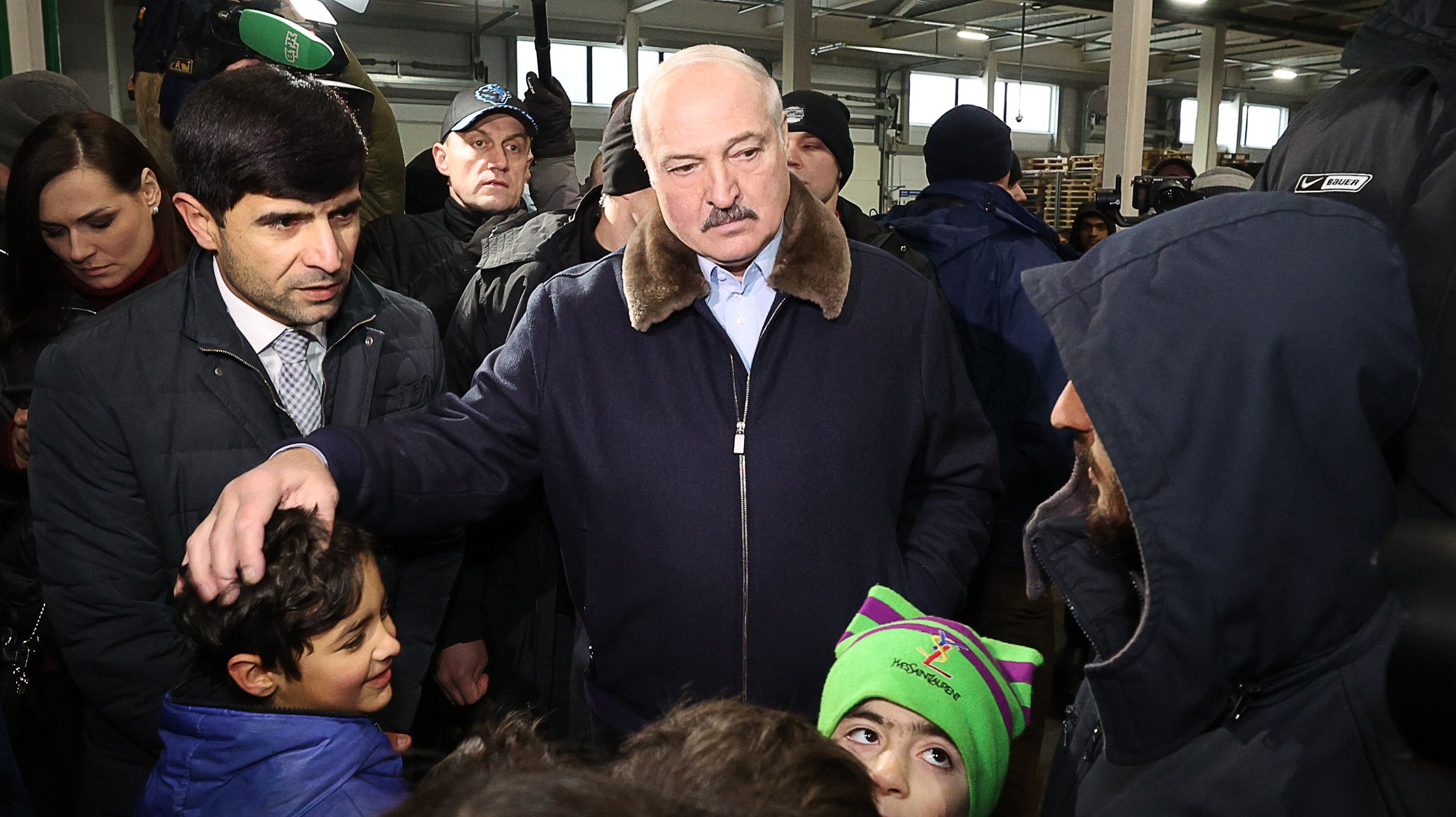 Presidente da Bielorrússia, Alexander Lukashenko, com migrantes