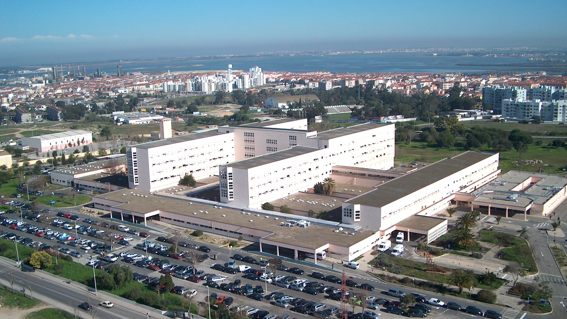 A Unidade Local de Saúde do Arco Ribeirinho integra o hospital Barreiro/Montijo e tem como áreas de influência os concelhos de Alcochete, Barreiro, Moita e Montijo e um total de 236 mil utentes