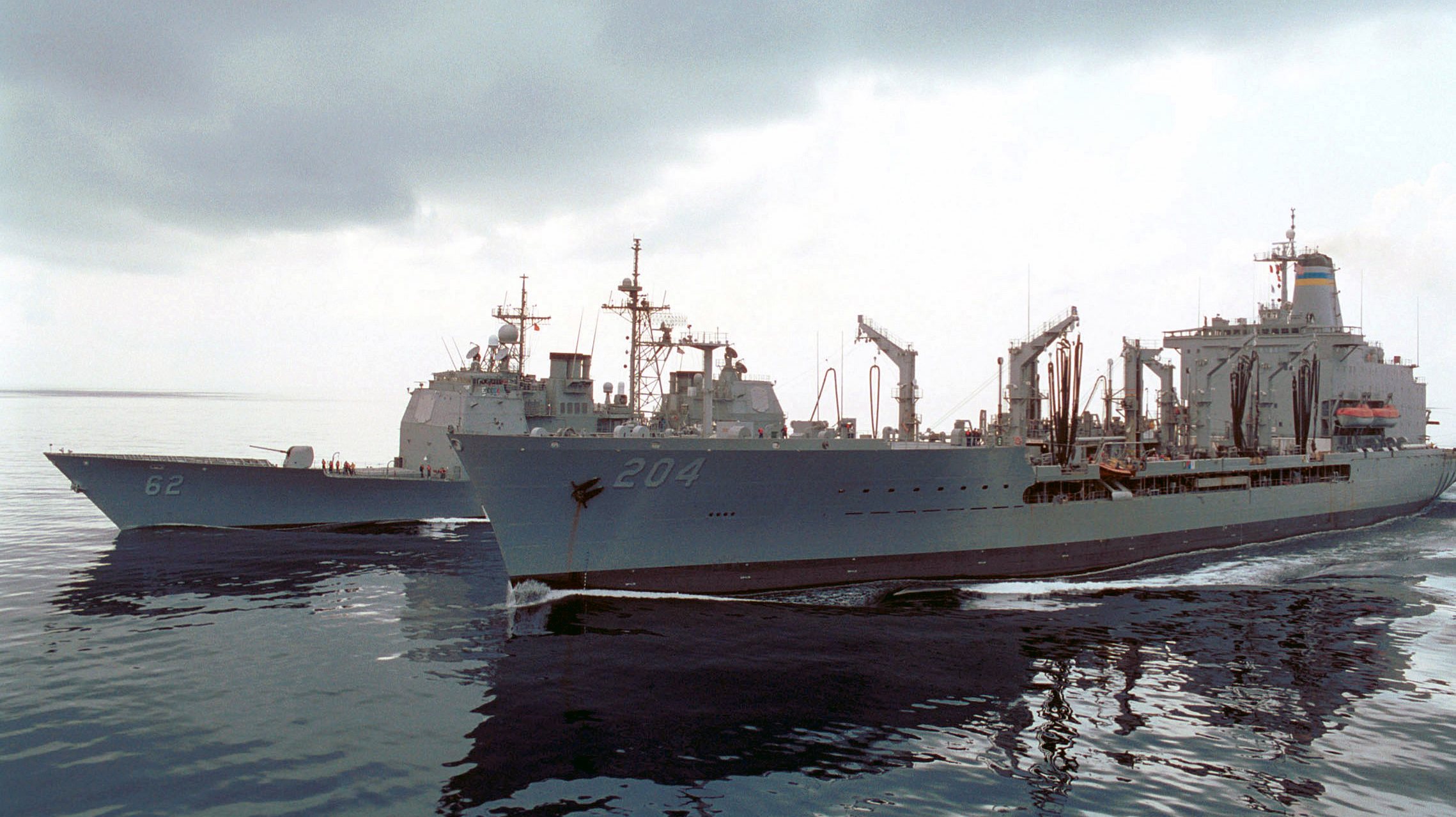 The USS CHANCELLORSVILLE (CG 62) pulls alongside the USNS RAPPAHANOCK (T-AO 204).
