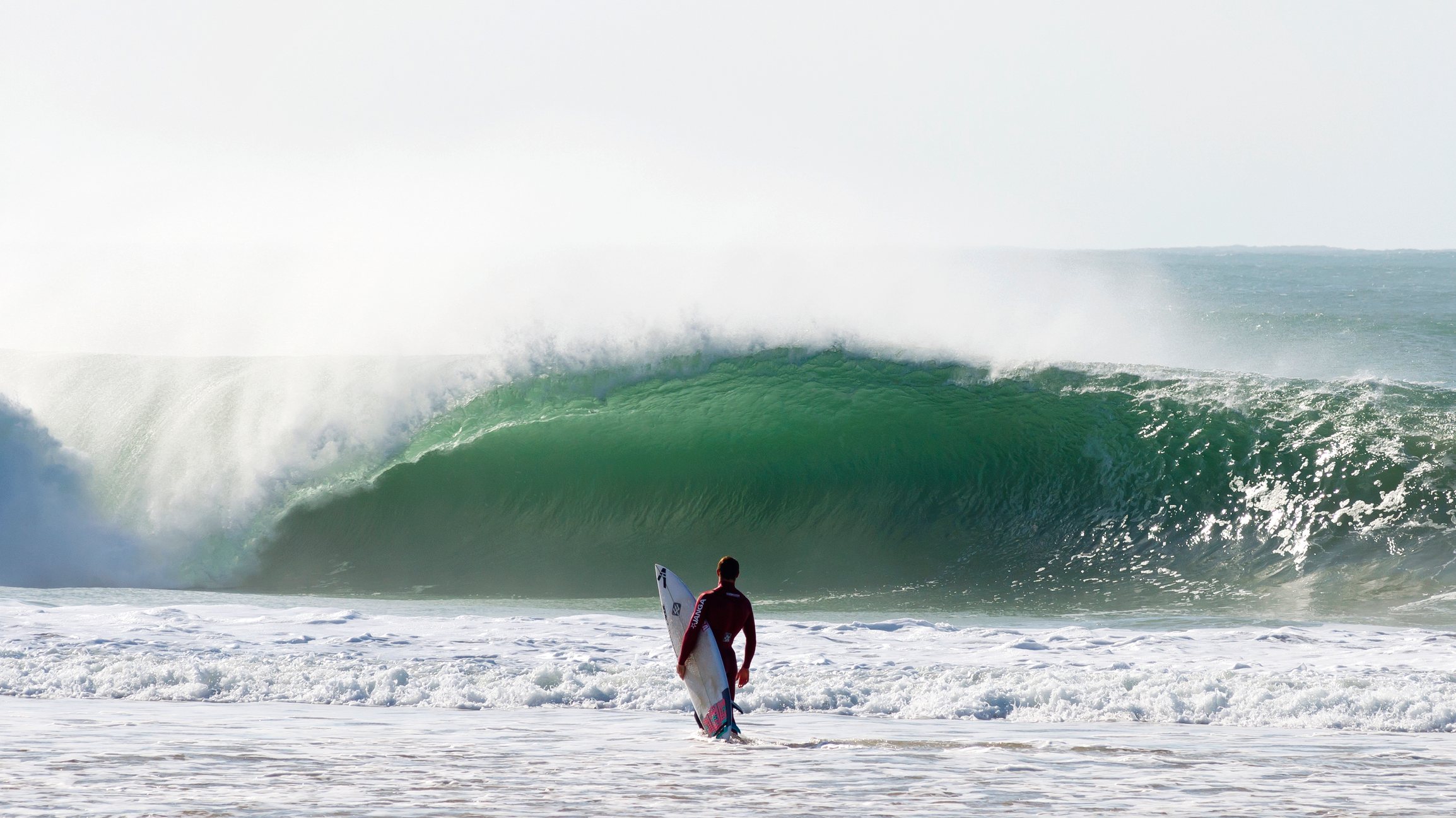 A Câmara de Oeiras autoriza a prática do surf nas praias da Torre, Santo Amaro, Paço de Arcos e Caxias, desde que seja feito de forma individual