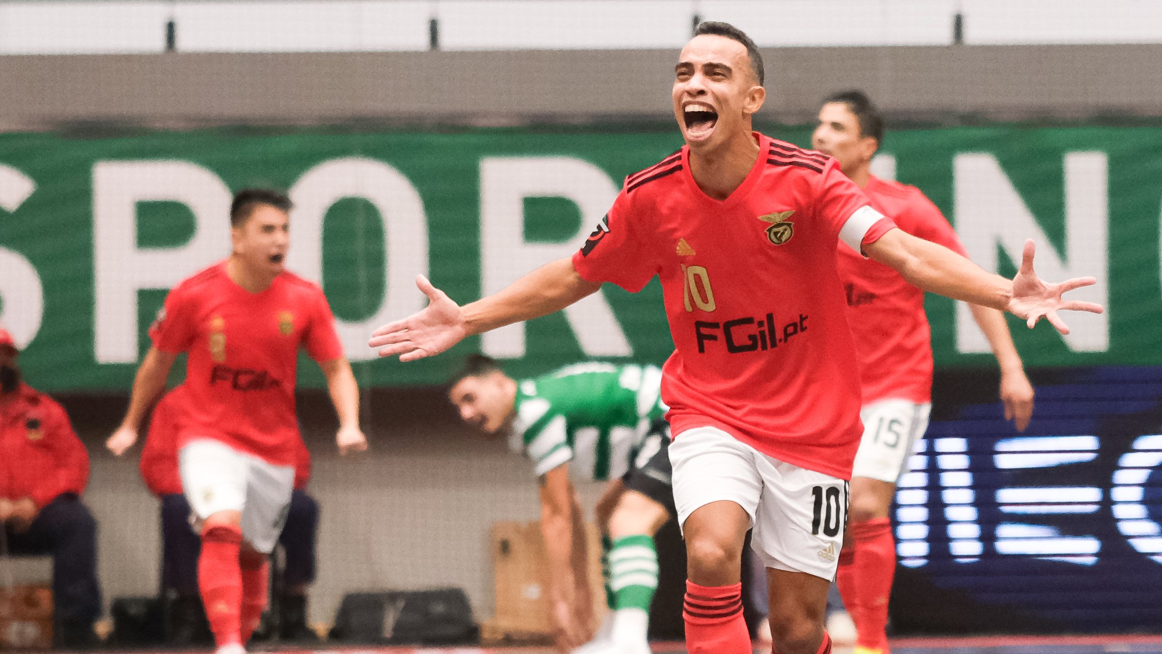 Benfica quebrou uma série de cinco derrotas seguidas no dérbi na antecâmara da Final Four da Liga dos Campeões