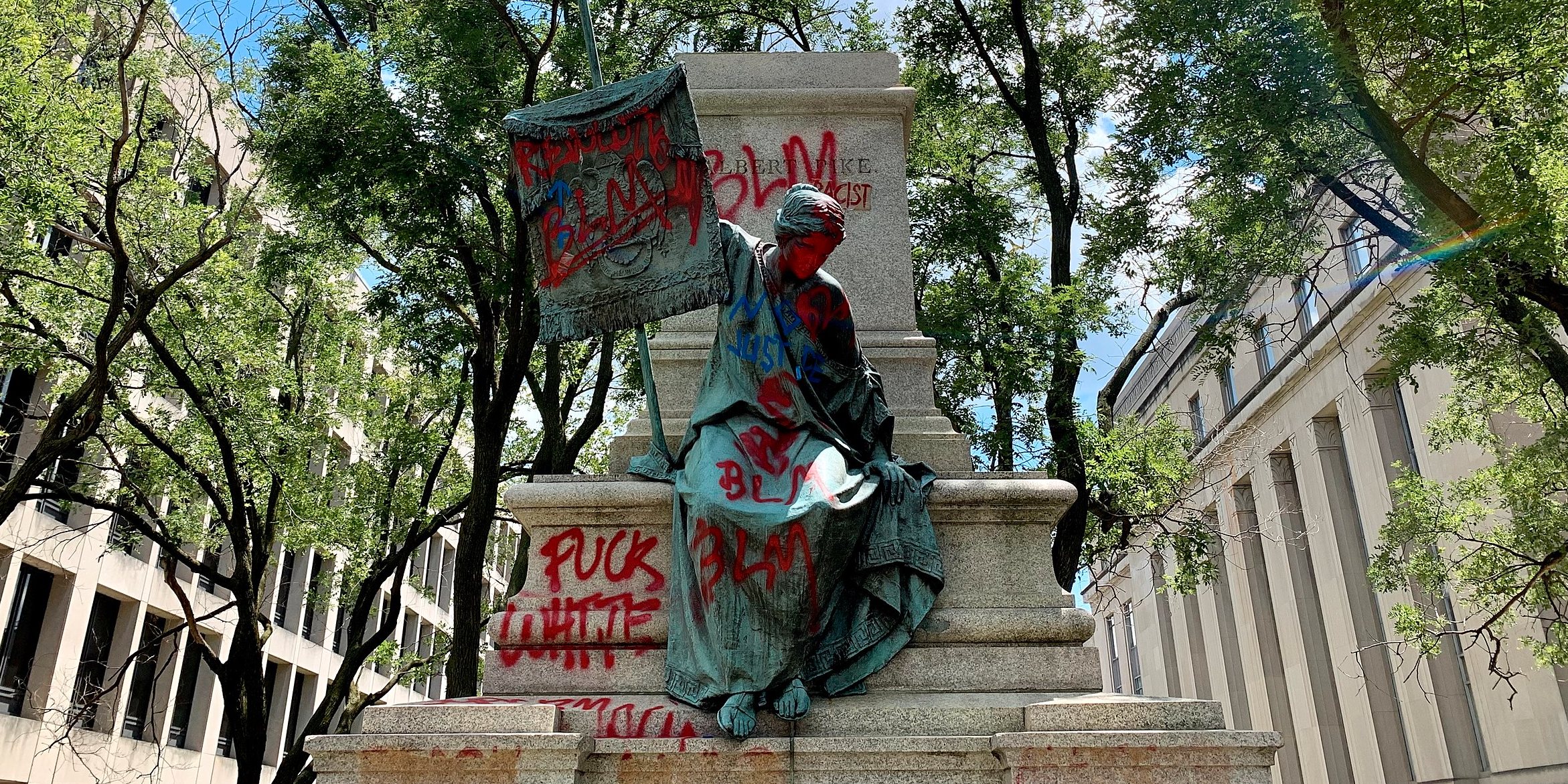 Albert Pike Memorial, Washington DC, após a estátua do homenageado ter sido derrubada por manifestantes, em Junho de 2020, na sequência dos tumultos suscitados pelo homicídio de George Floyd. Albert Pike (1809-1891) foi general do Exército Confederado, poeta e maçon; após a Guerra Civil opôs-se ao alargamento do voto aos negros e manteve, alegadamente, ligações ao Ku Klux Klan