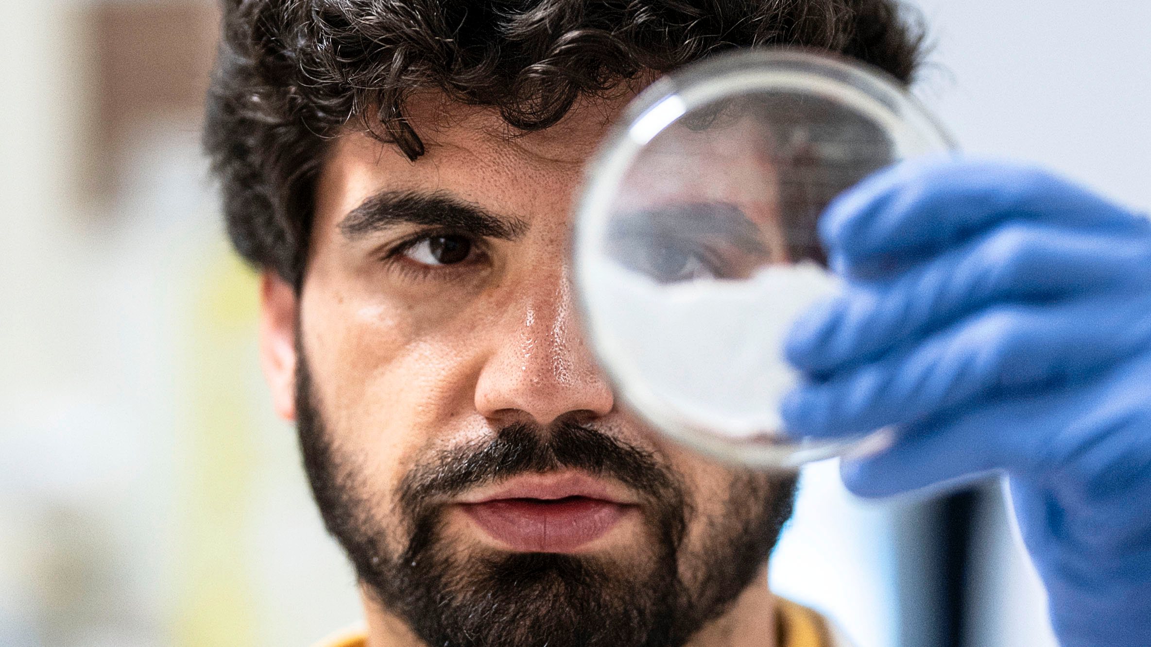 Investigador da Universidade de Aveiro desde 2017, Diogo Trigo doutorou-se em neurofisiologia na University College London e fez o pós-doutoramento no King’s College, na mesma cidade. Trabalha em nanopartículas para reparar neurónios