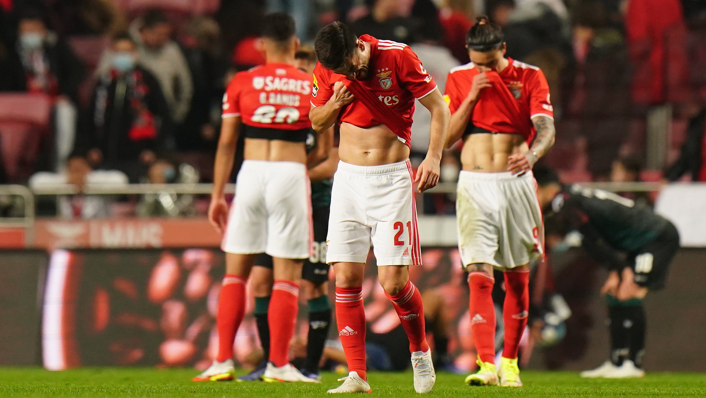 Benfica iniciou segunda volta com um empate em casa com o Moreirense que pode deixar a equipa a nove pontos do FC Porto caso os dragões vençam o Belenenses SAD