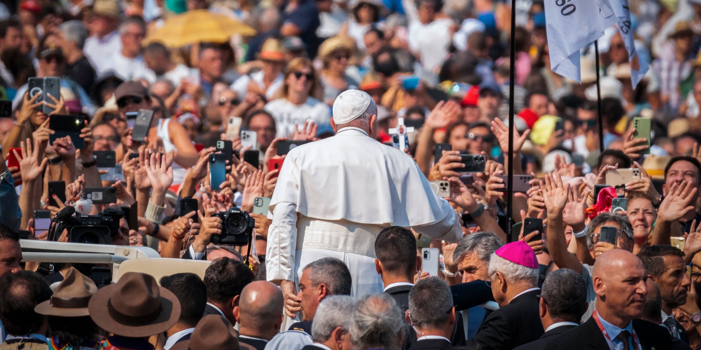 O Papa Francisco regressou este sábado a Fátima. Durante 147 minutos, rezou o terço na Capelinha das Aparições, improvisou um discurso e abençoou inúmeras crianças