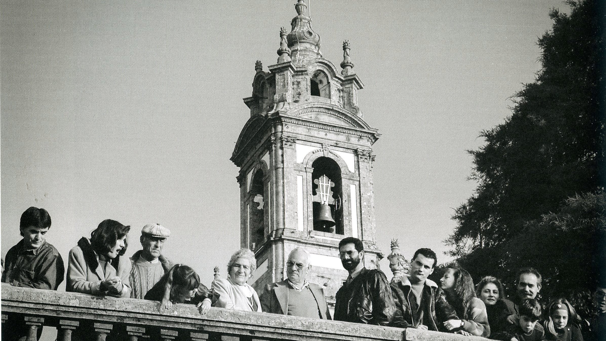 Em Braga a religiosidade abre o portefólio de Alfredo Cunha, que todavia se mantém quase sempre à porta das igrejas
