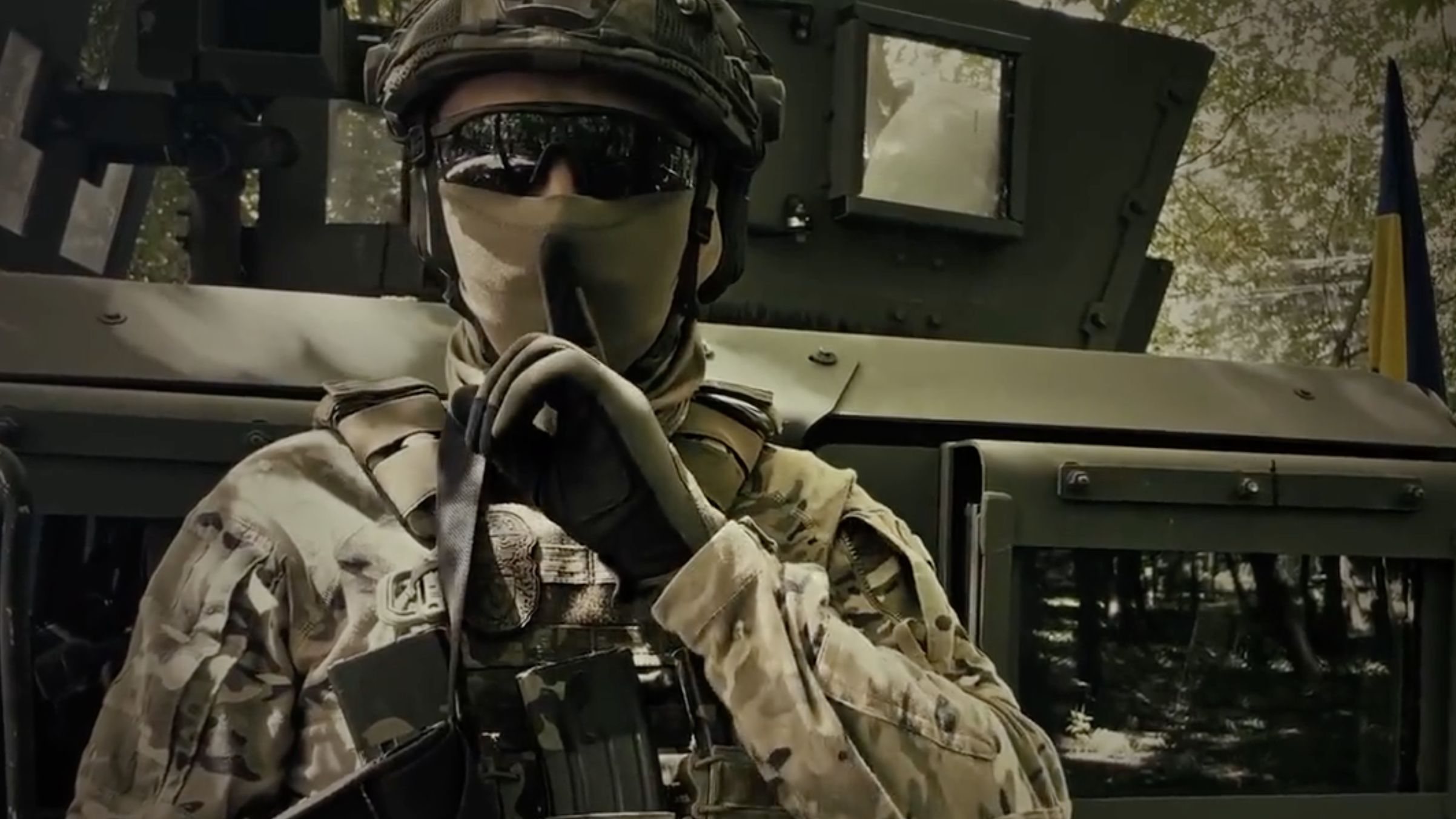 No vídeo, aparecem vários militares ucranianos a fazer o gesto do silêncio