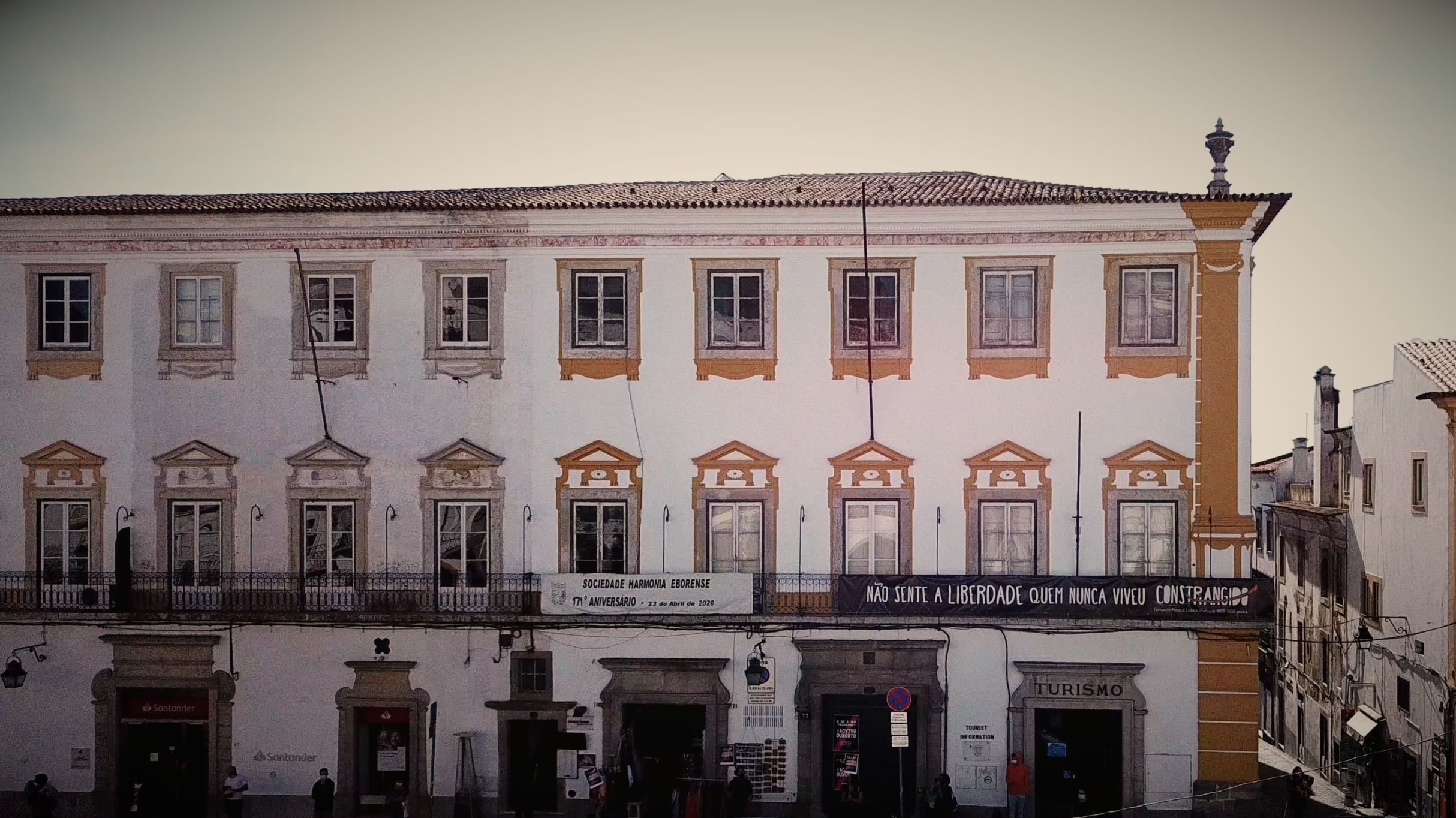 Fachada do edifício onde está instalada a Sociedade Harmonia Eborense, no centro de Évora