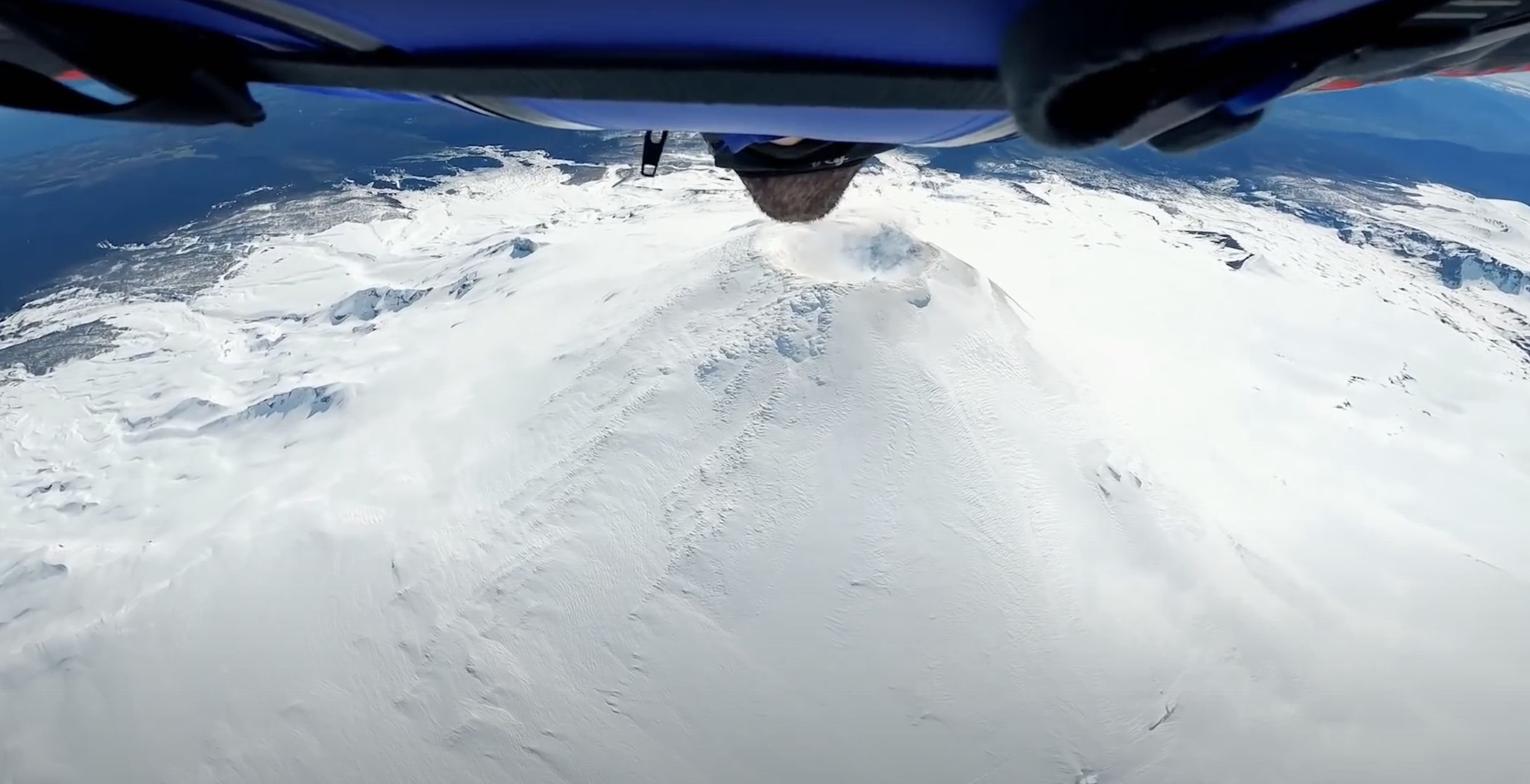 Sebastián Álvarez, atleta e ex-piloto da força aérea chilena, sobrevoa vulcão Villarrica com fato planador