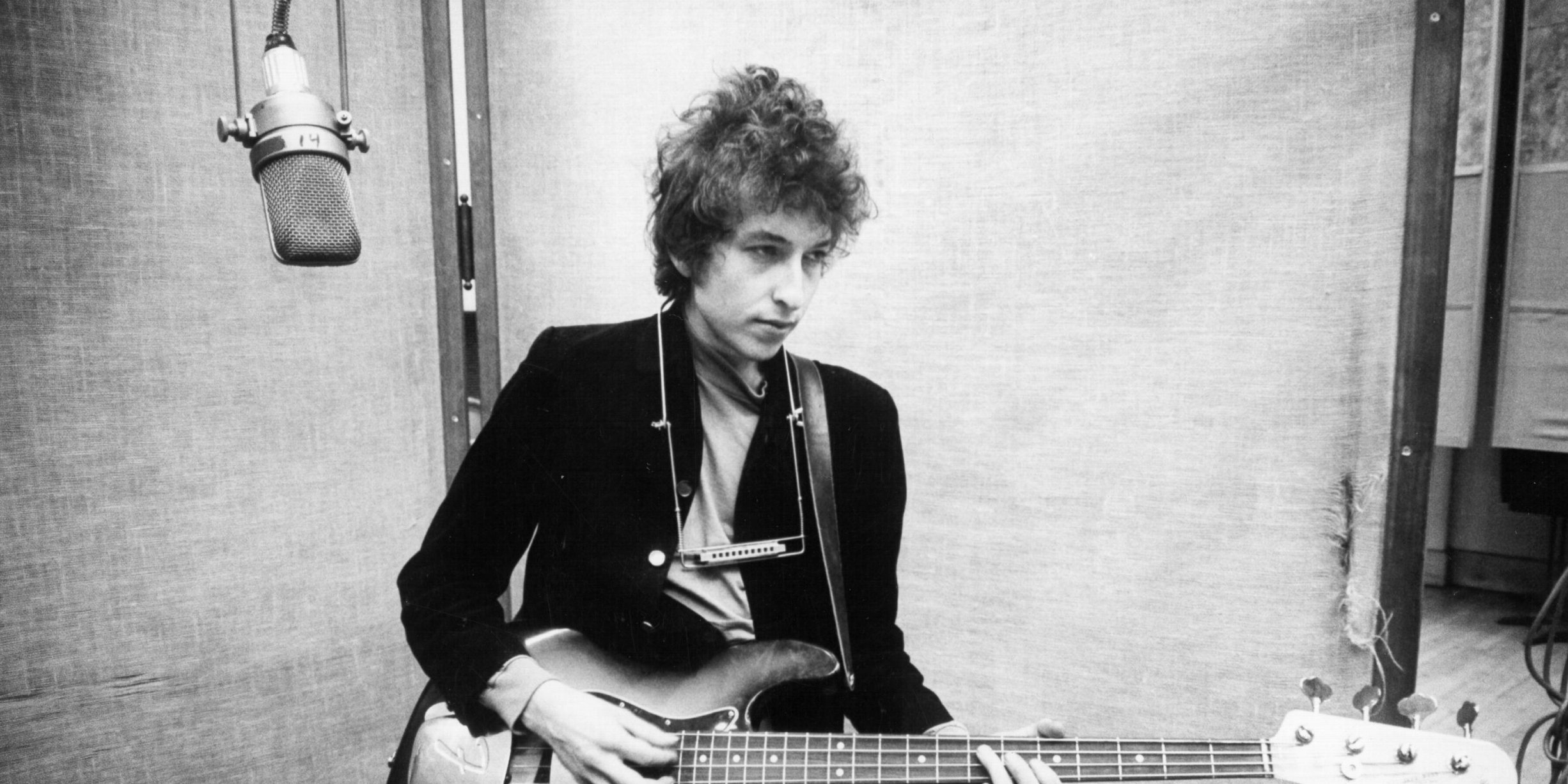 Em 2016, Bob Dylan foi o 113.º vencedor do prémio máximo literatura, &quot;por ter criado novas expressões poéticas na tradição da canção americana&quot;