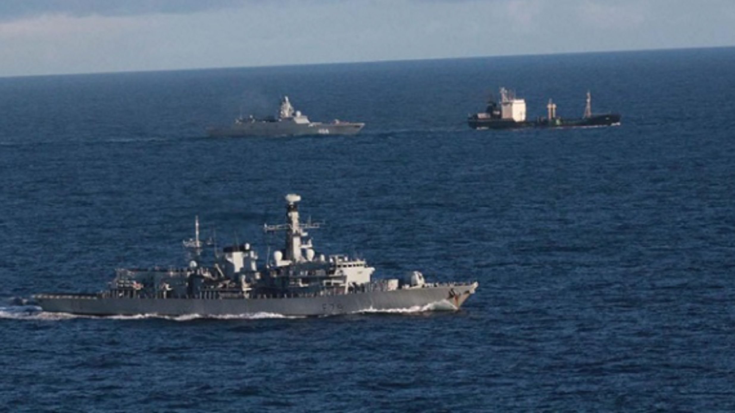 Navio britânico HMS Portland acompanha passagem da fragata Almirante Gorshkov e do navio Kama