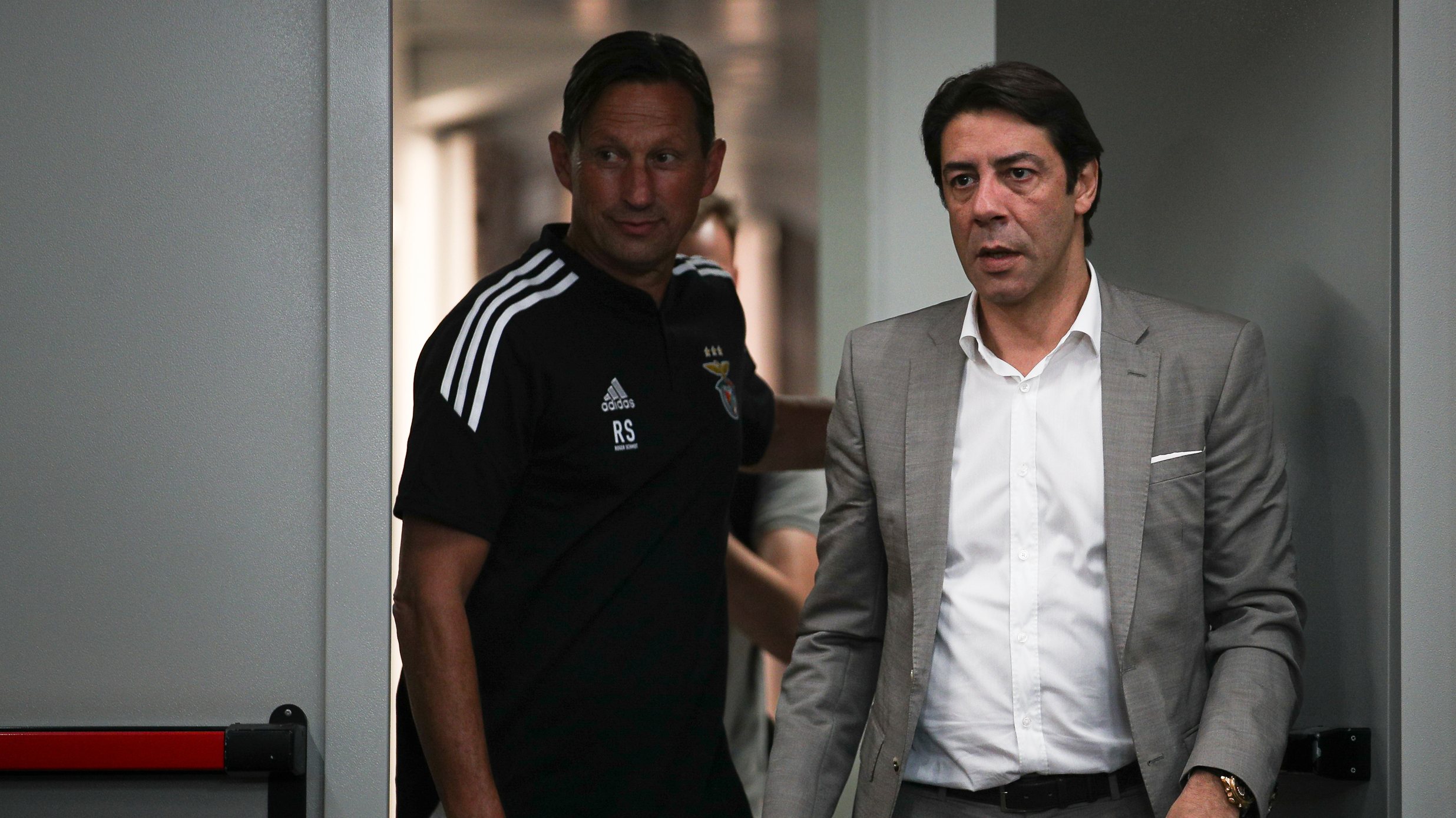 Rui Costa, presidente do Benfica, e Lourenço Pereira Coelho, administrador da SAD encarnada, assistiram à primeira conferência de Schmidt na primeira fila da sala de imprensa da Luz