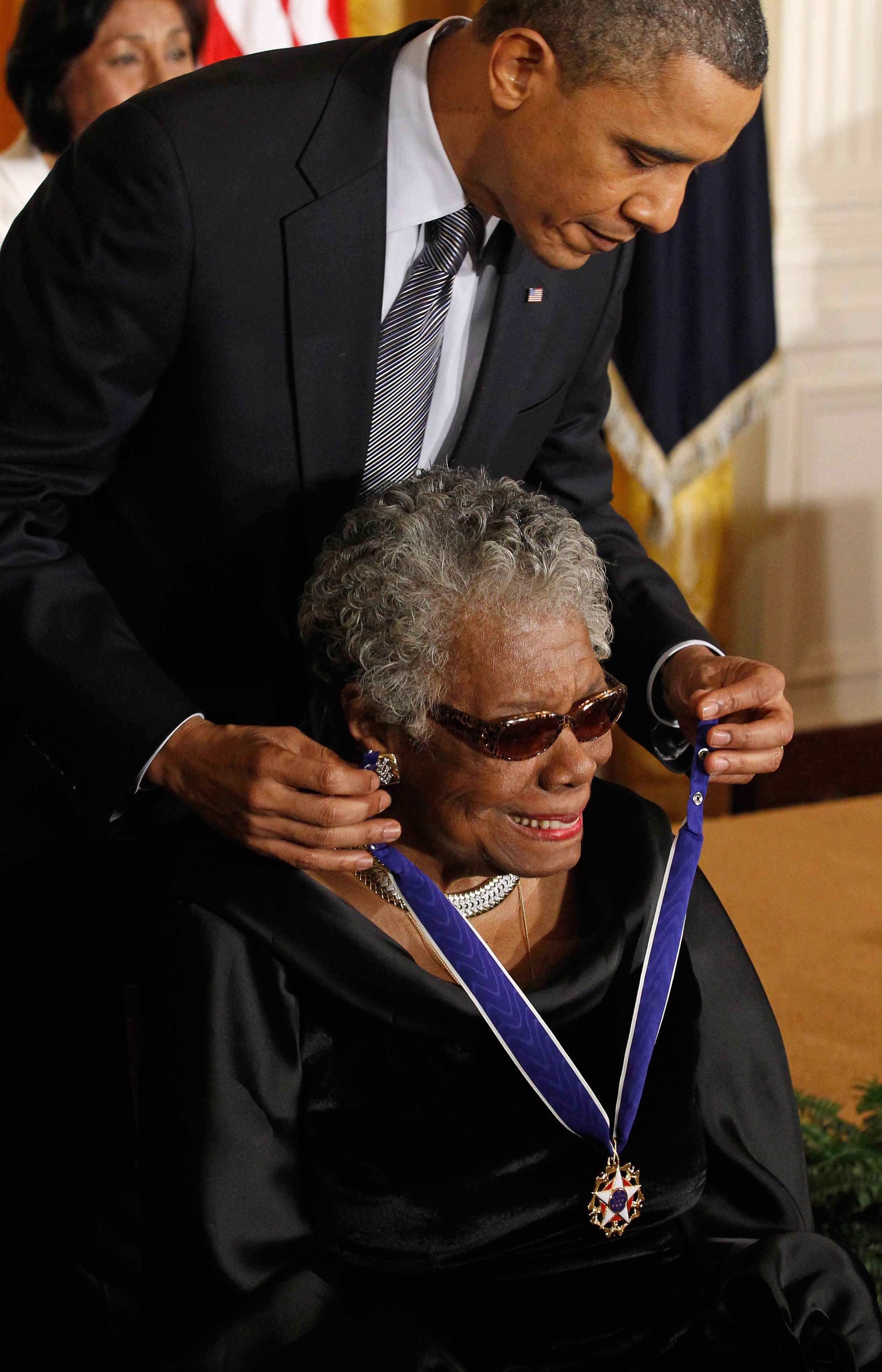 Maya Angelou recebe a Medalha Presidencial da Liberdade, entregue pelo então Presidente dos Estados Unidos da América, Barack Obama