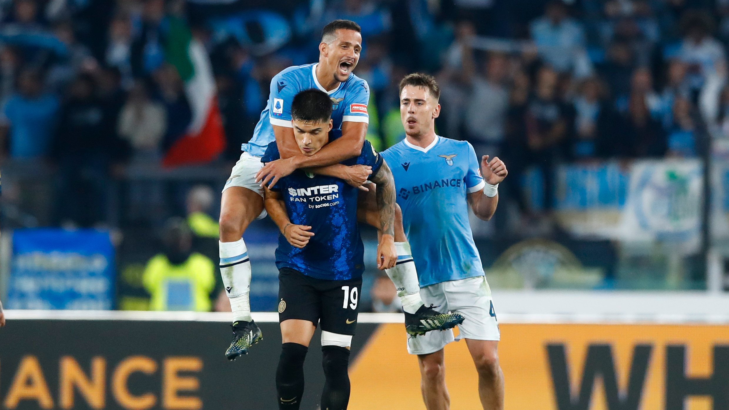 O estranho festejo de Luiz Felipe, da Lazio, às cavalitas de Correa, do  Inter… que não gostou muito da atitude do ex-colega – Observador