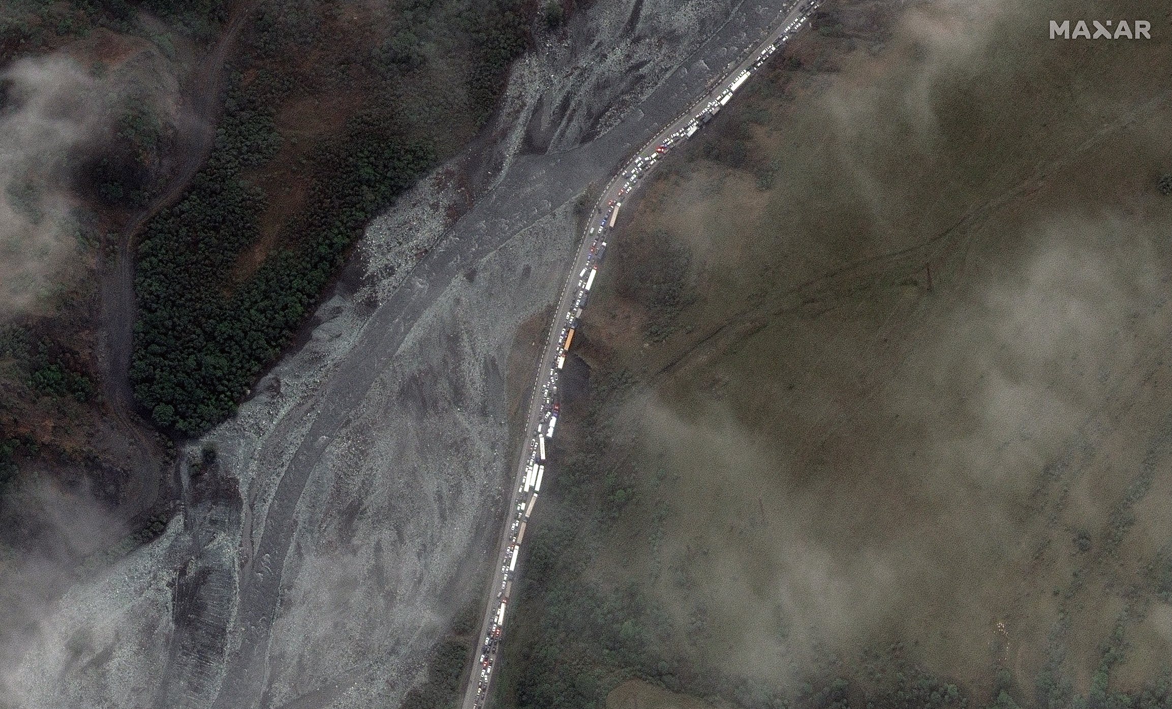Imagens de satélite mostram filas de carros a atravessar da Rússia para a Geórgia